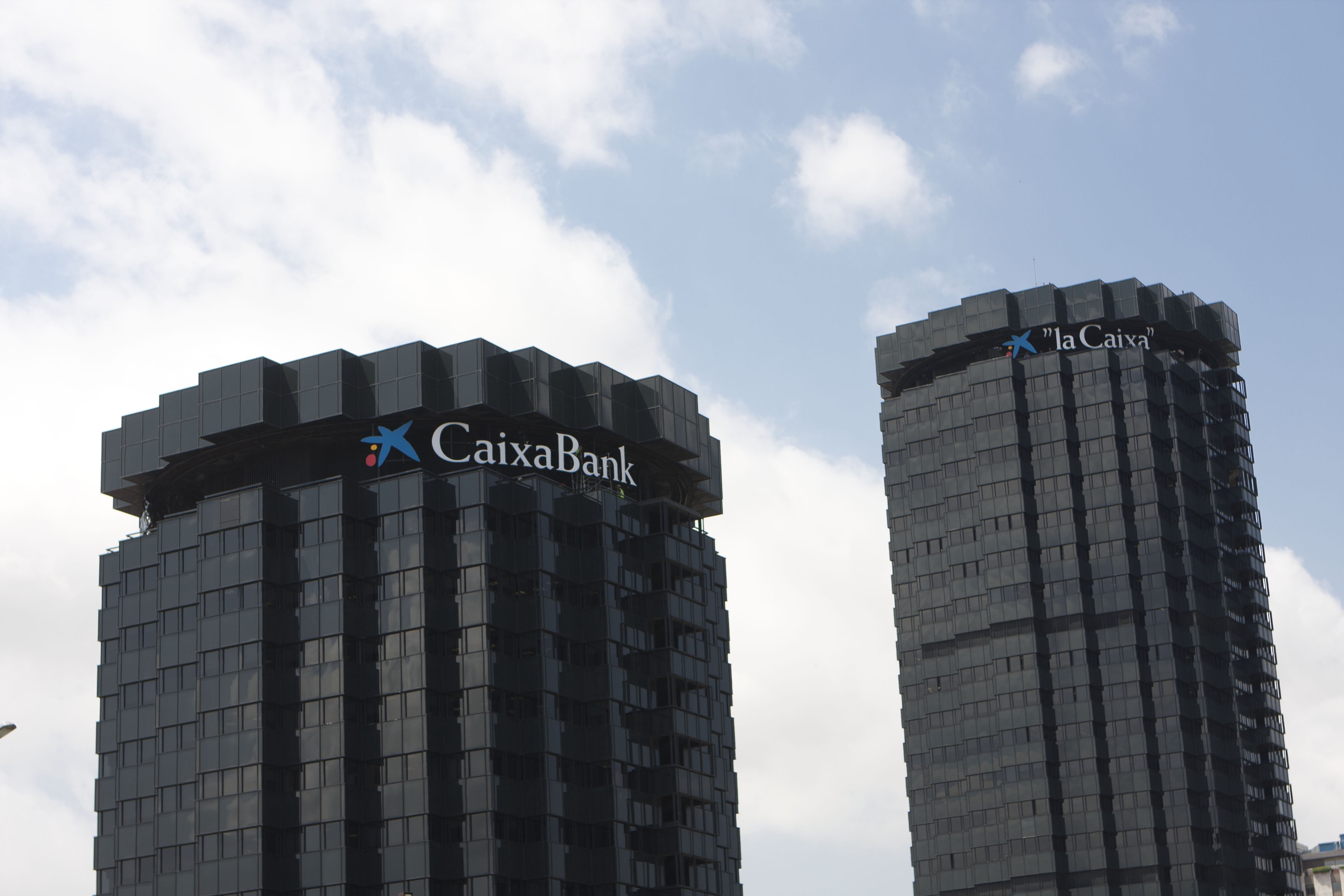 la Caixa Group unveils the new CaixaBank corporate logo at its headquarters