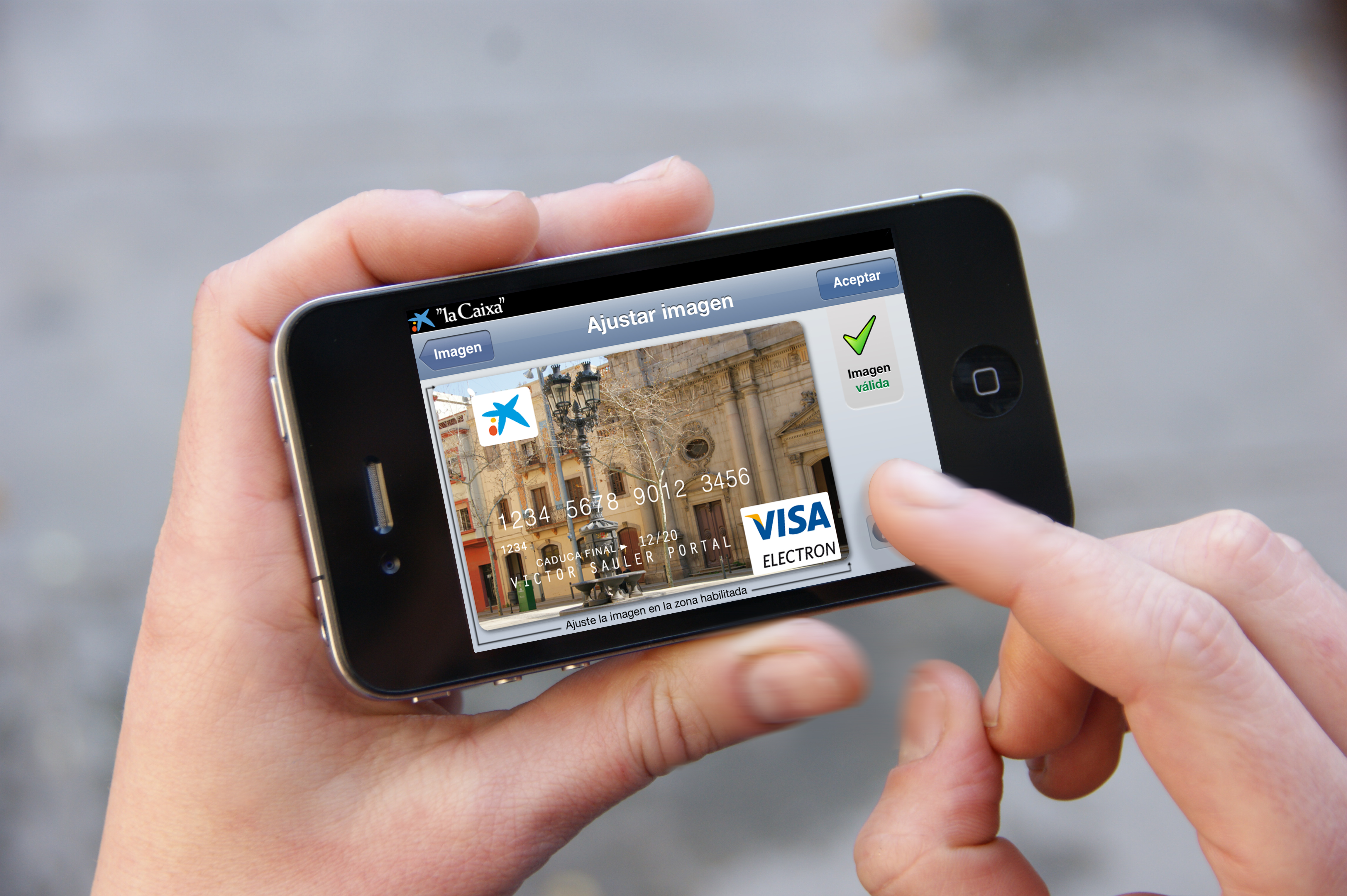 la Caixa crea la primera aplicación para contratar y diseñar tarjetas con iPhone
