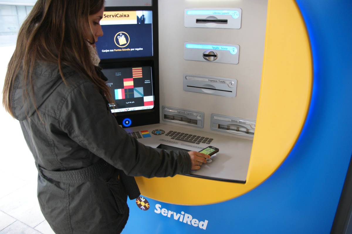 Можно ли снимать деньги в магазине. ATM Банкомат в Европе. Банкомат caixa. Банкоматы Испании.