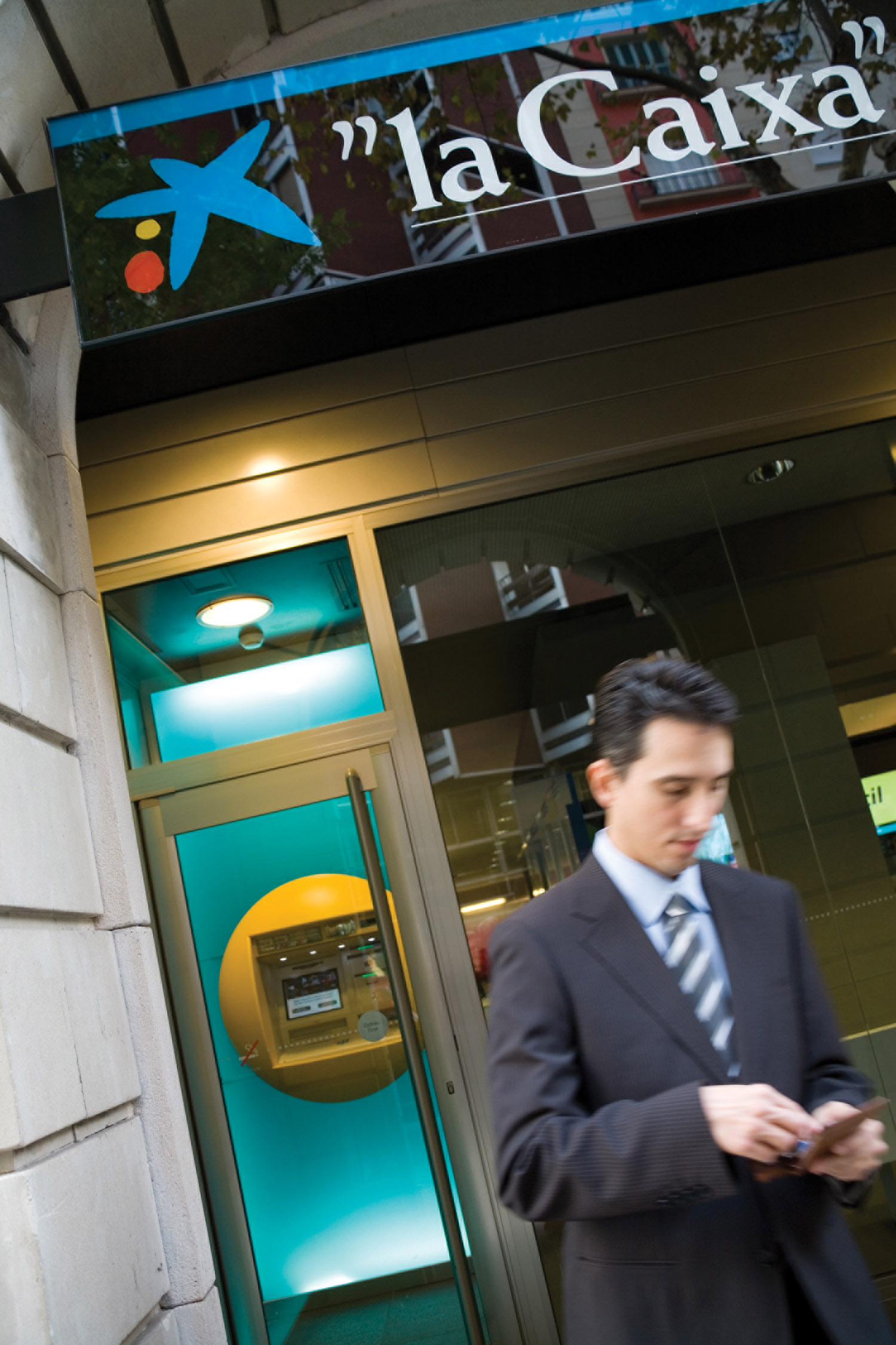 la Caixa implanta el primer cajero dual de España
