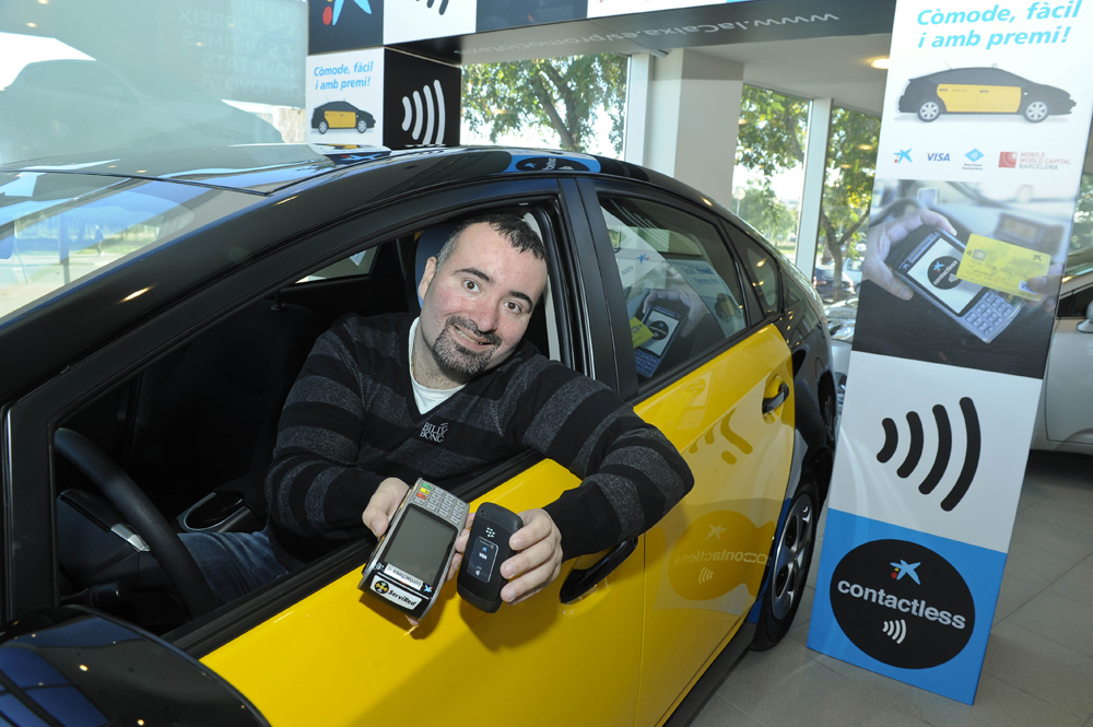 la Caixa potenciará el pago "contactless" con tarjeta y móvil en los taxis de Barcelona