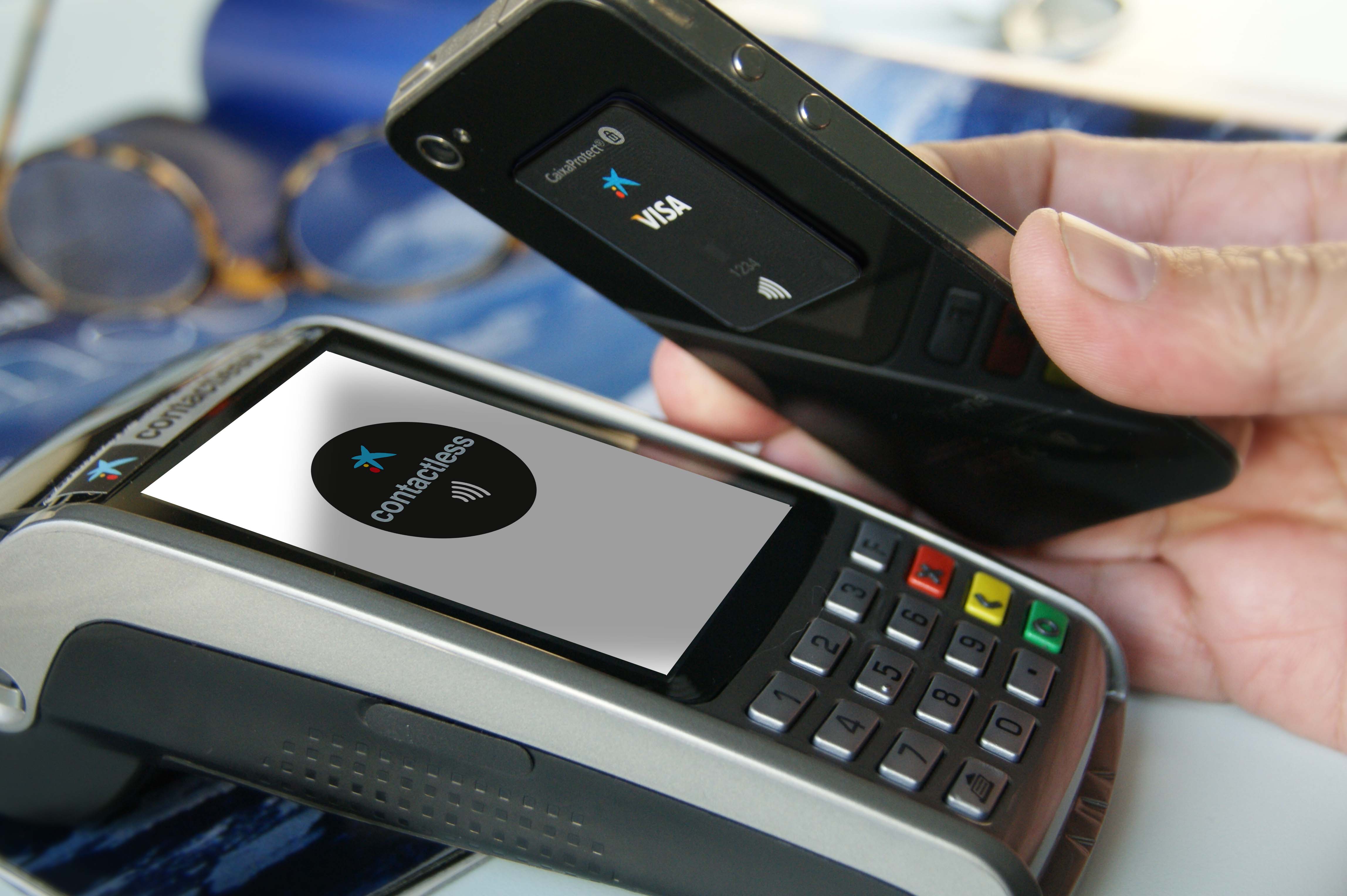 la Caixa inicia el lanzamiento en Barcelona de las etiquetas TAP Visa  para realizar pagos con el  móvil