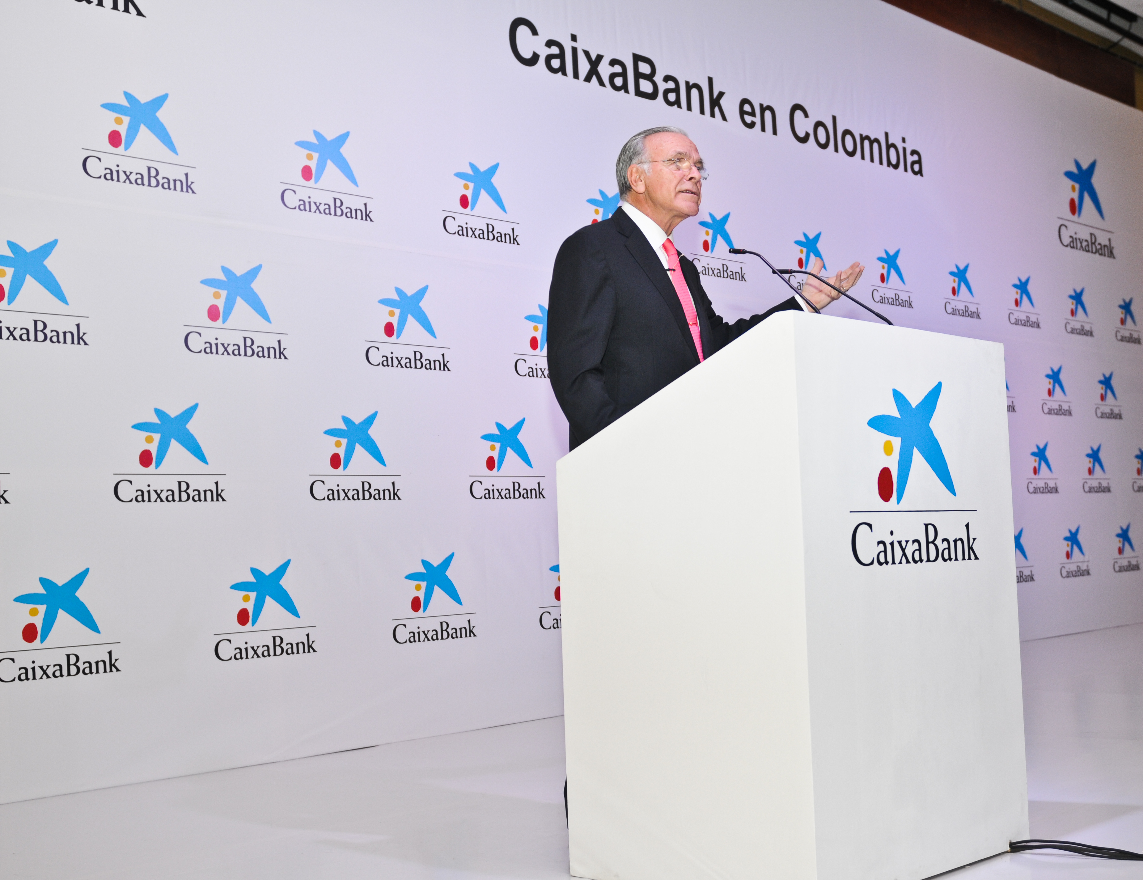 Isidro Fainé inaugura en Colombia una nueva oficina de CaixaBank