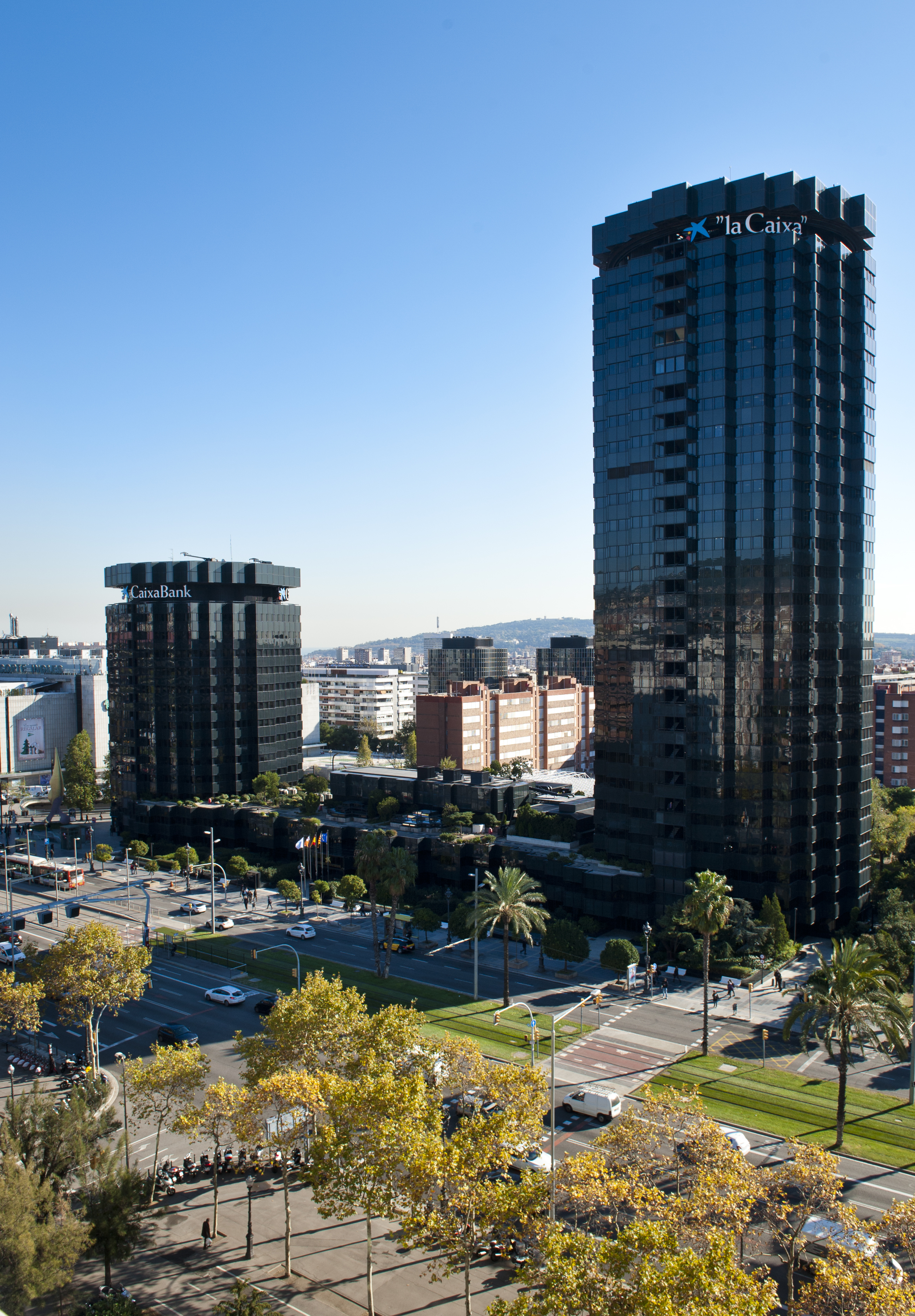 CaixaBank compensa las emisiones de CO2 de sus servicios centrales con la financiación de dos proyectos de energías limpias en Colombia