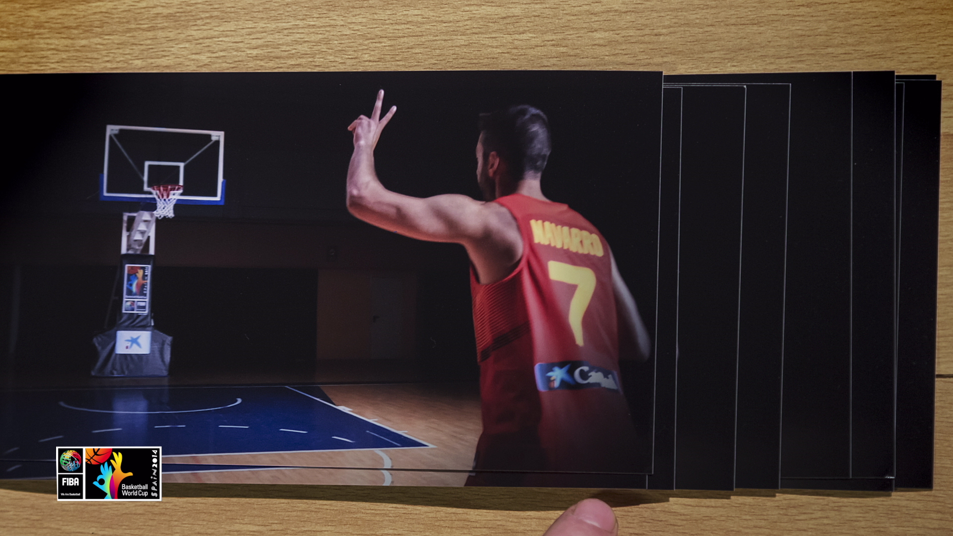 CaixaBank reúne a estrellas de la selección española de baloncesto y voluntarios en un "spot" grabado con un dron y técnica "stop motion"