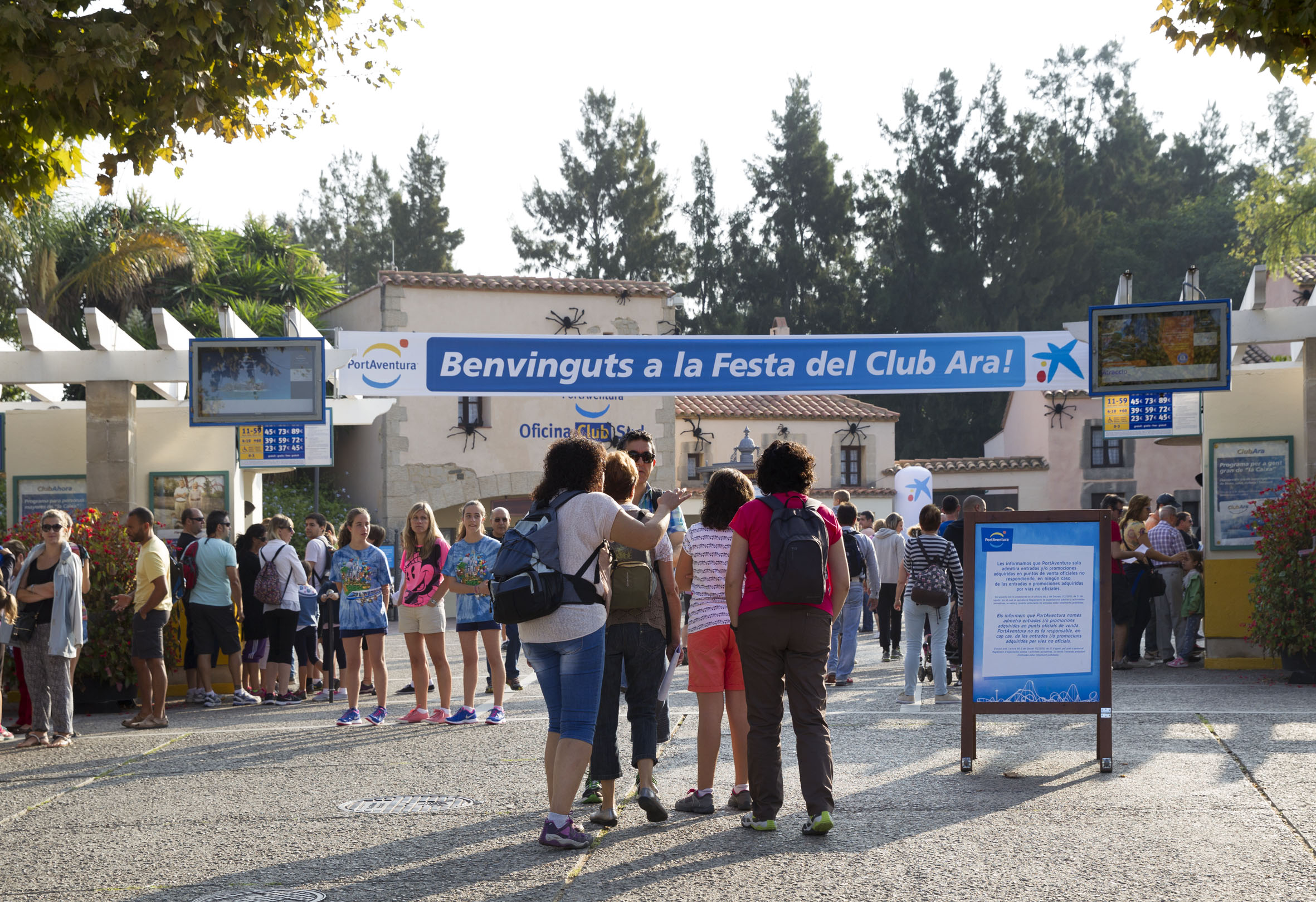 Más de 10.000 personas participan en la fiesta del Club Ahora de "la Caixa" en PortAventura