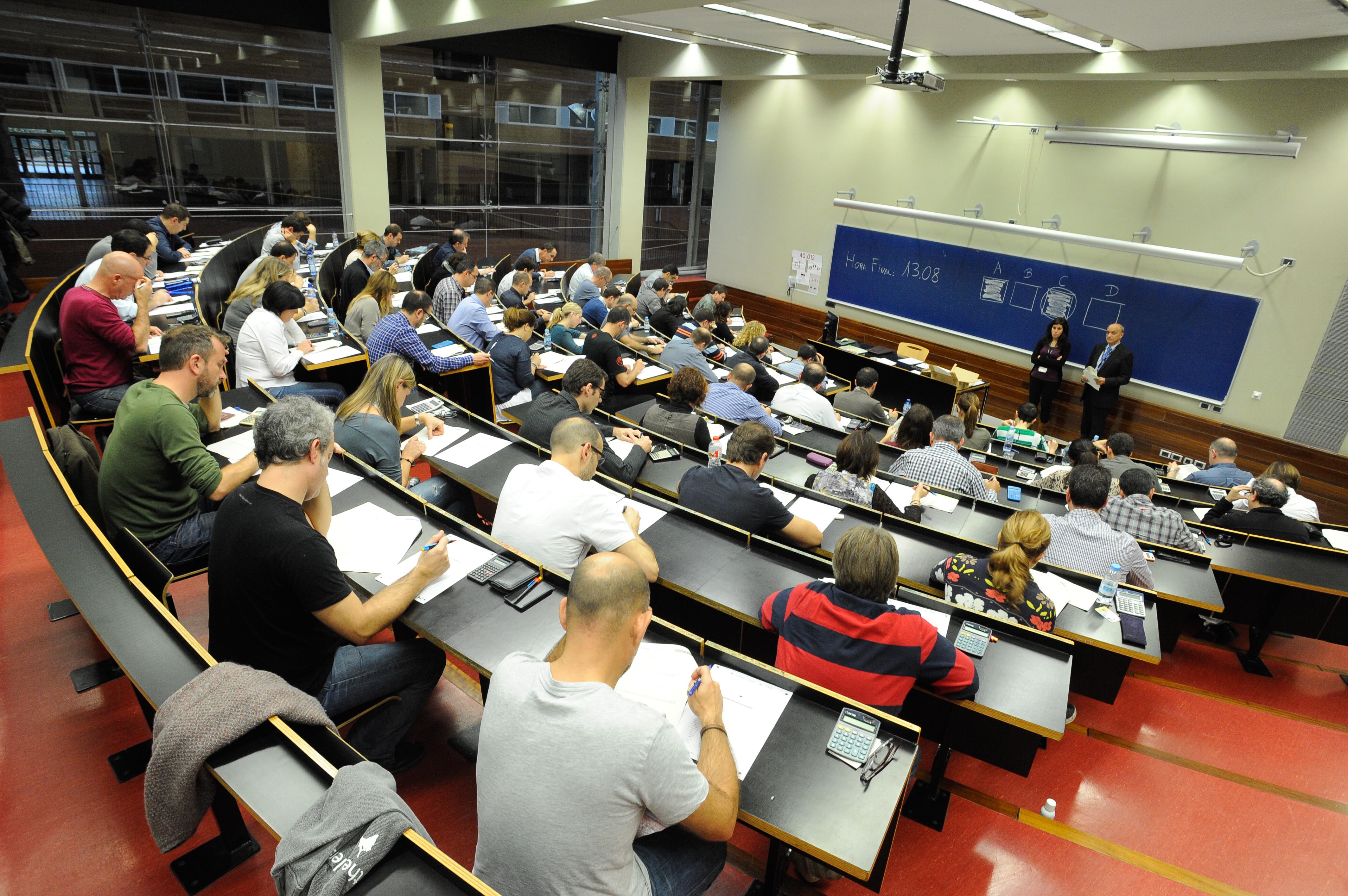 4.771 empleados de CaixaBank aprueban el examen de Posgrado en Asesoramiento Financiero