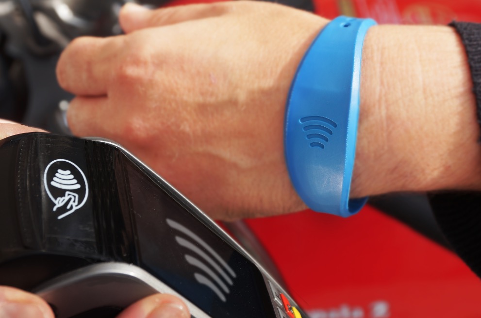 CaixaBank supera els 20.000 clients de polseres Visa "contactless"