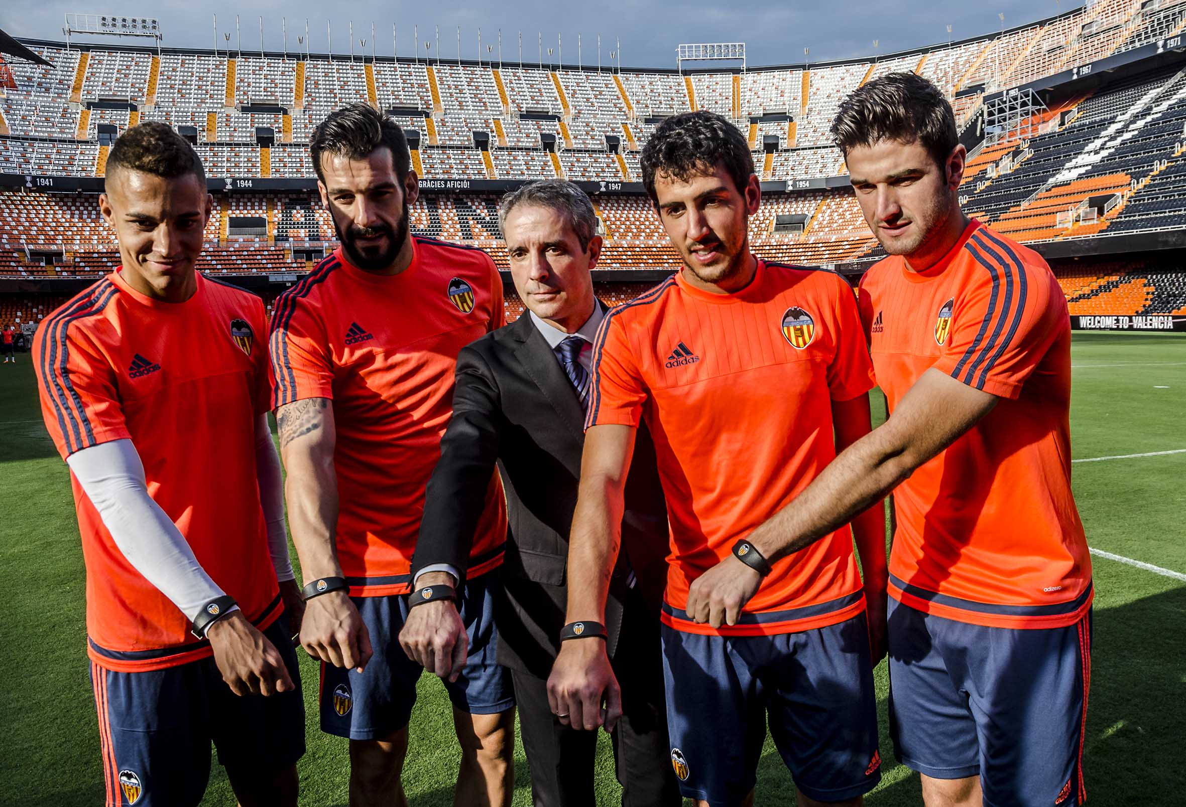 CaixaBank presenta la primera polsera Visa contactless amb la imatge oficial del València C.F.