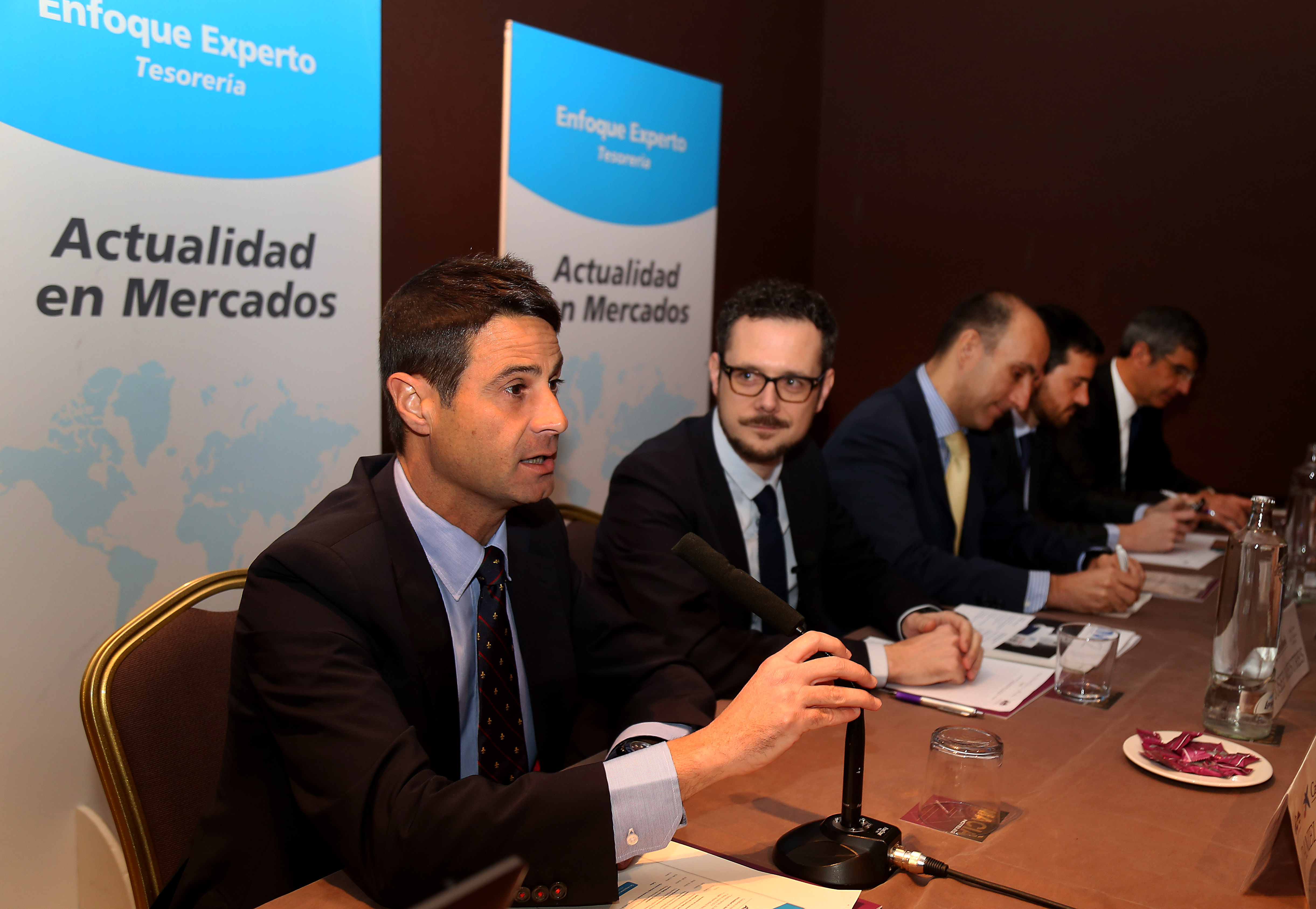CaixaBank analiza la actualidad de los mercados financieros con los empresarios granadinos