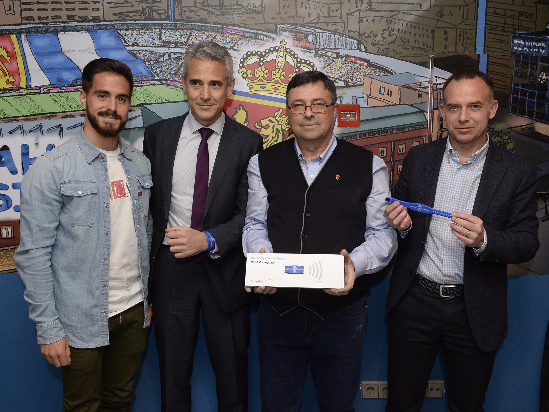 Peñas zaragocistas reciben una pulsera Visa contactless con la imagen oficial del Real Zaragoza