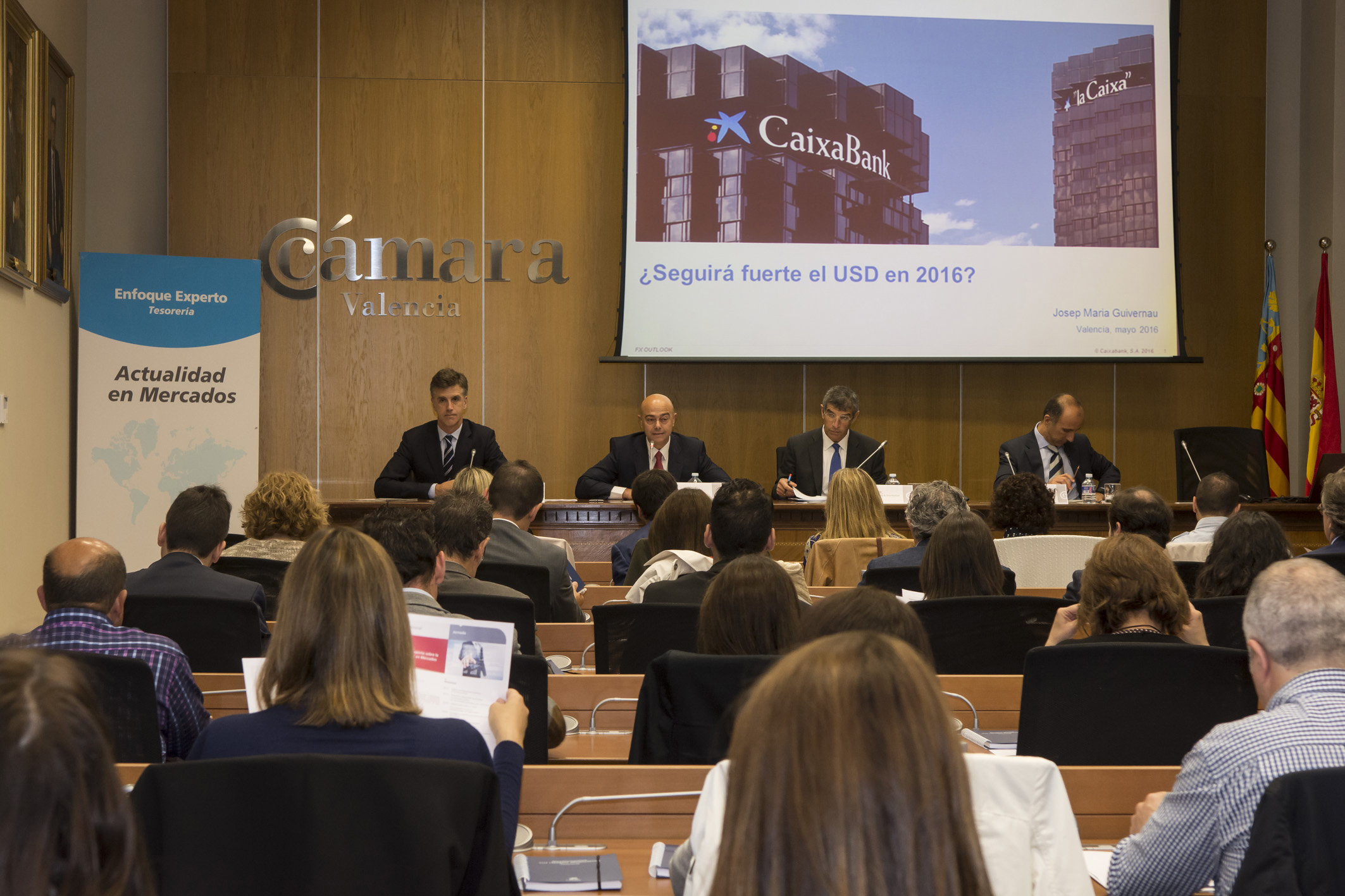 CaixaBank analiza la actualidad de los mercados financieros con los empresarios de Valencia