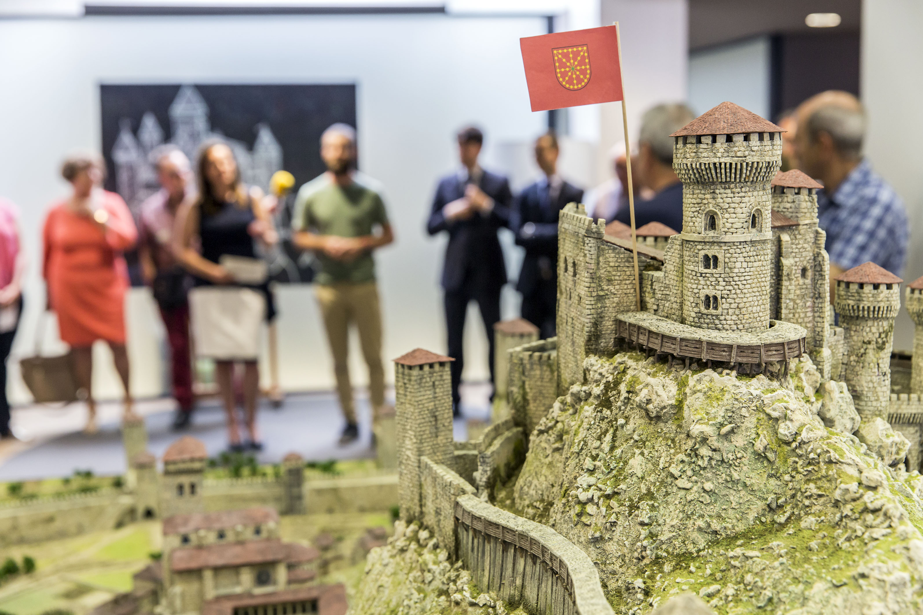 CaixaBank acoge en su oficina A de Estella-Lizarra una maqueta del Castillo Mayor y del barrio de San Martín y una exposición fotográfica de las fiestas