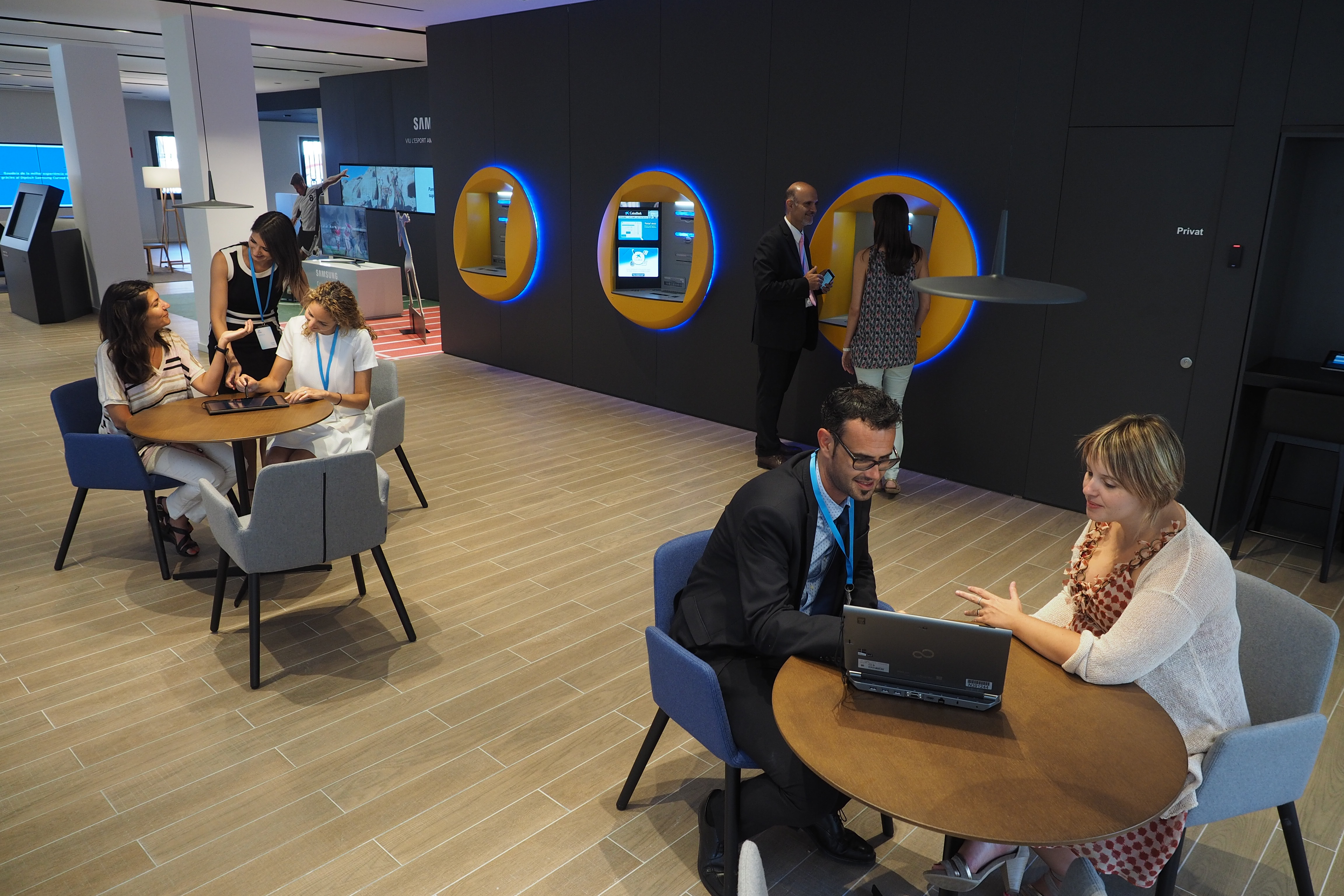 CaixaBank ha abierto en Figueras un nuevo concepto de oficina orientado a fomentar la proximidad con sus clientes