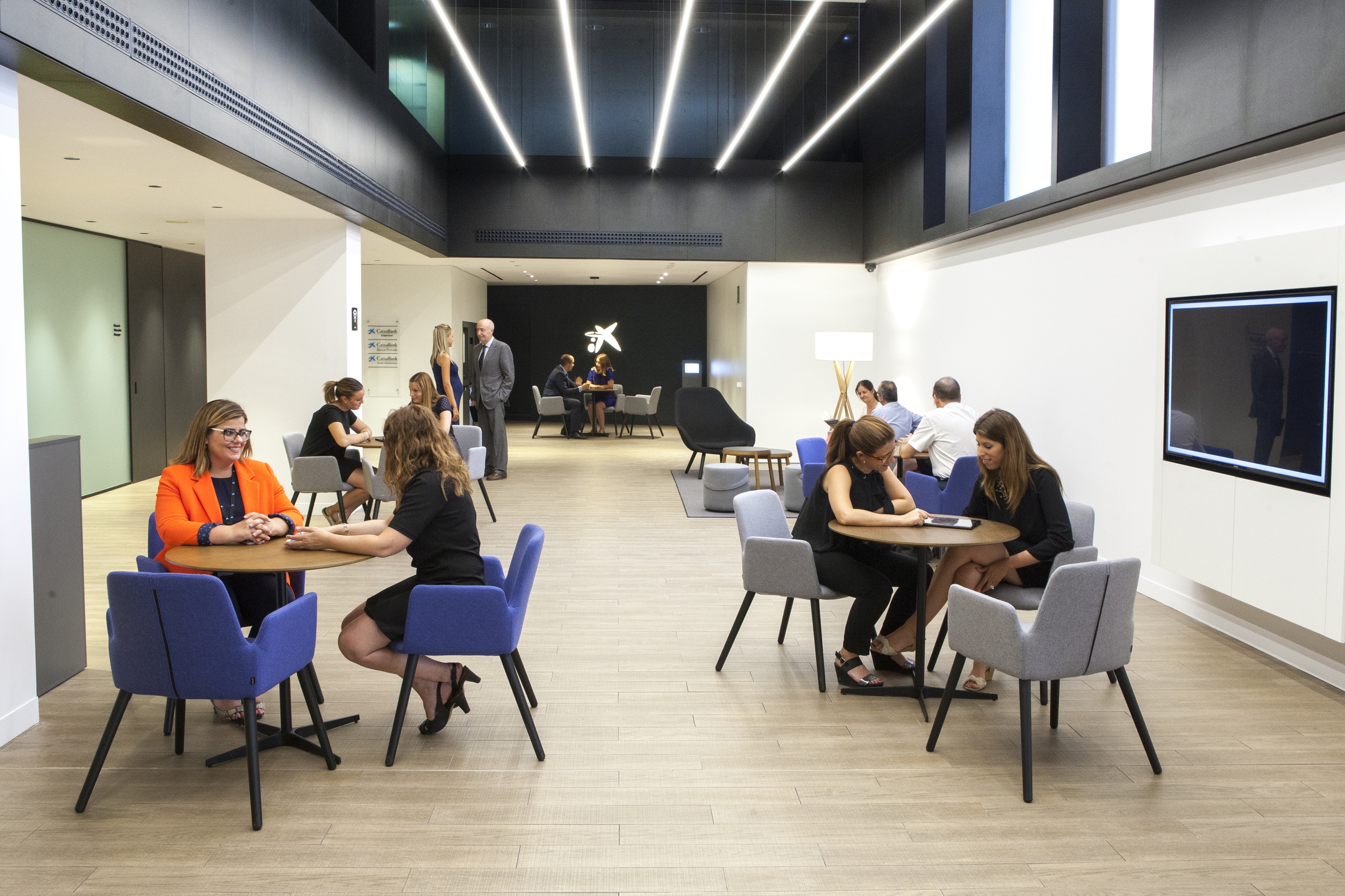 CaixaBank inaugura l'oficina de nou model Store Plaça de la Sal a Lleida