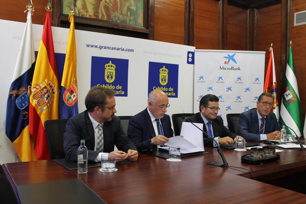 El Cabildo y MicroBank suscriben un convenio por el que se establece una línea de financiación de un millón de euros para emprendedores y microempresas