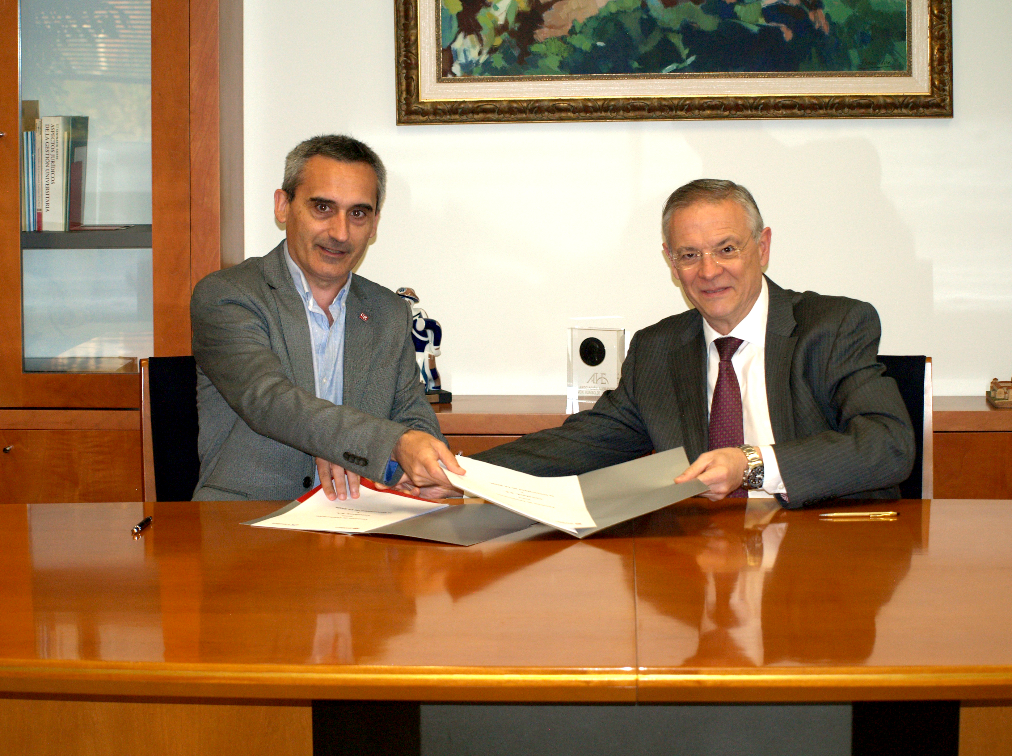 CaixaBank i la Universitat de La Rioja subscriuen un conveni a través del que l'entitat oferirà productes financers en condicions especials als estudiants del campus