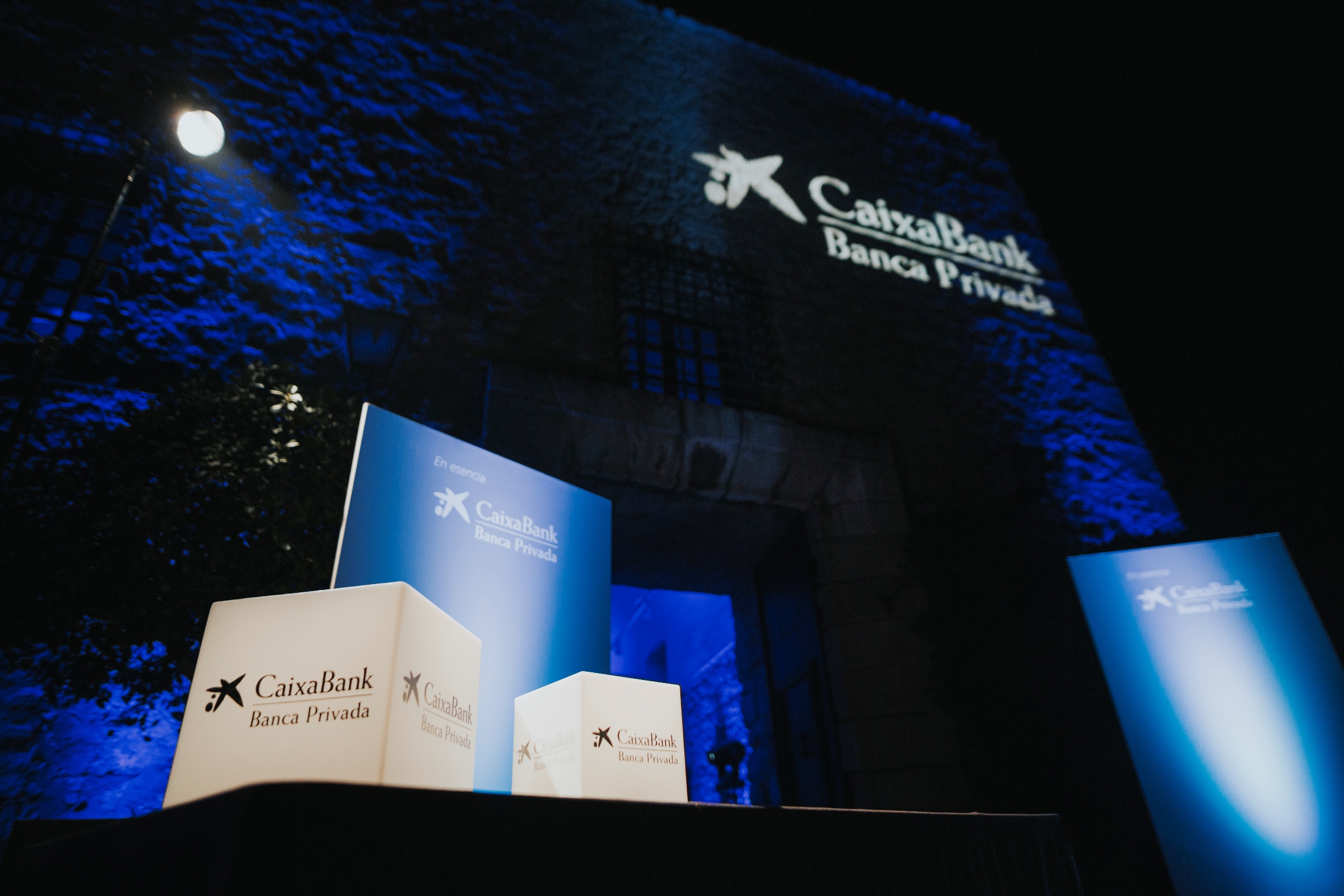 CaixaBank presenta en el Castillo de Santa Bárbara de Alicante su evento "En Esencia" para reforzar la relación con sus clientes de banca privada