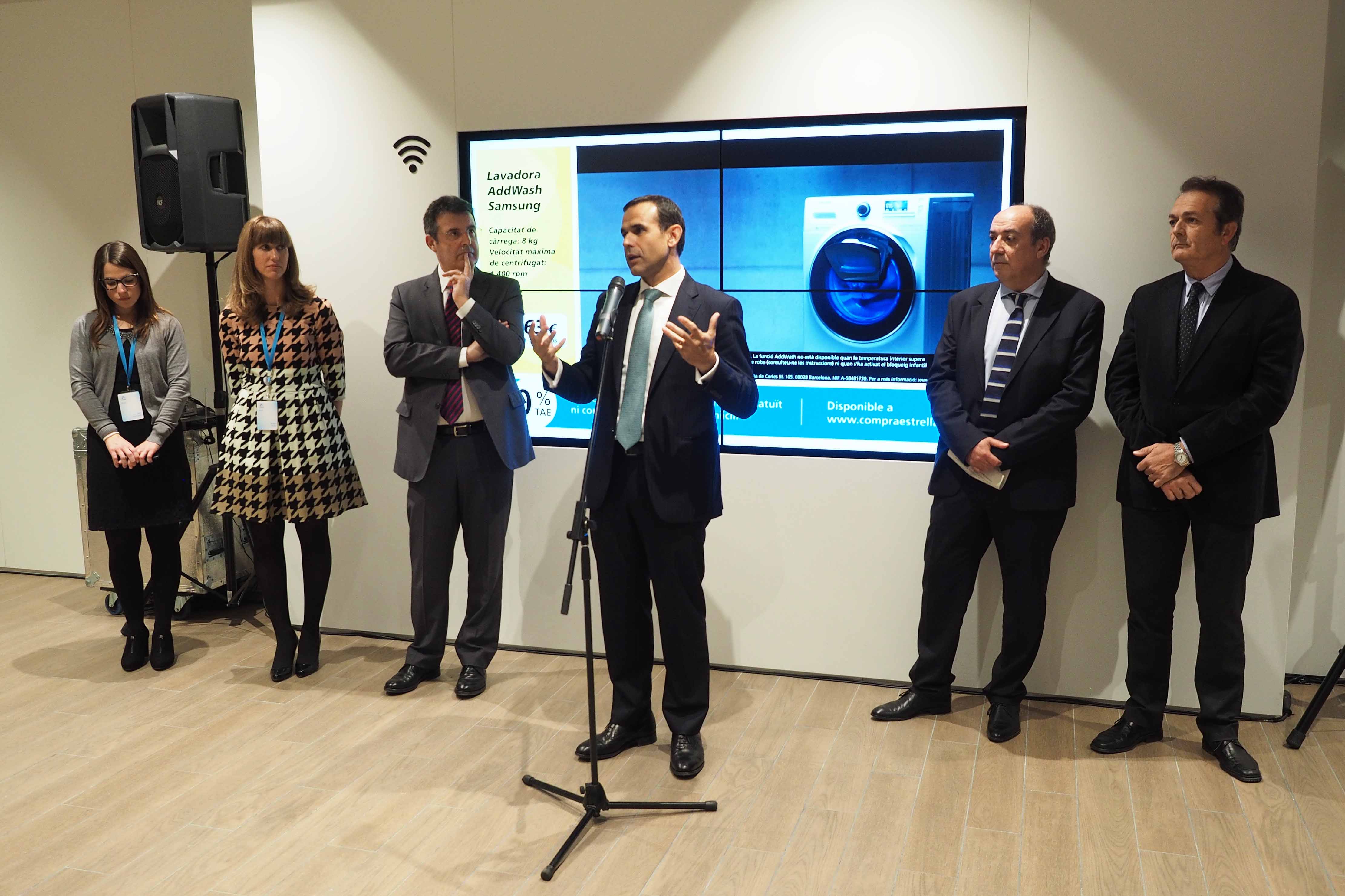 CaixaBank ha inaugurado la oficina del nuevo modelo  Store Plaza Mayor Banyoles