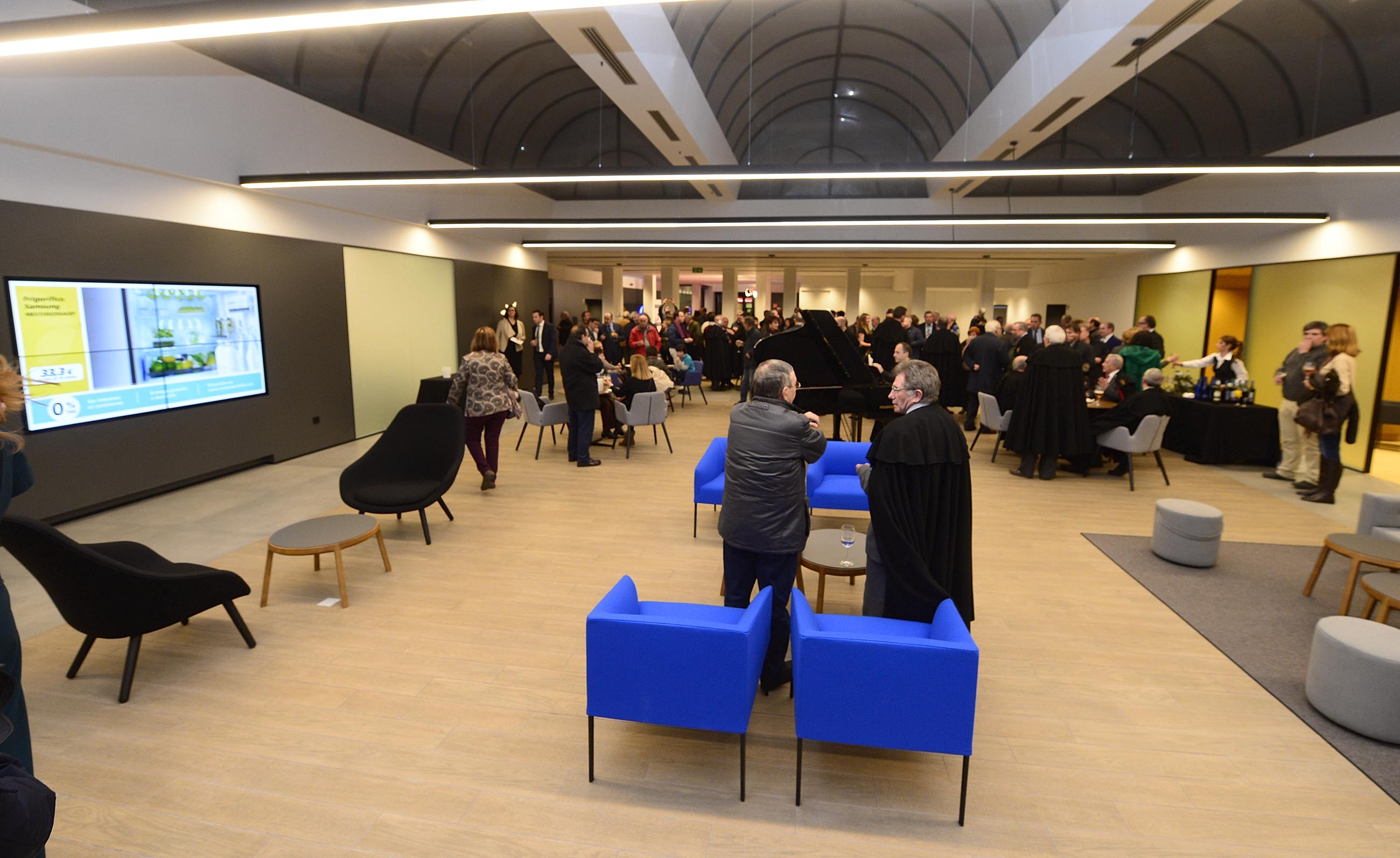 El director territorial de CaixaBank, José Manuel Bilbao inaugura l'oficina Store Gamonal en un acte institucional
