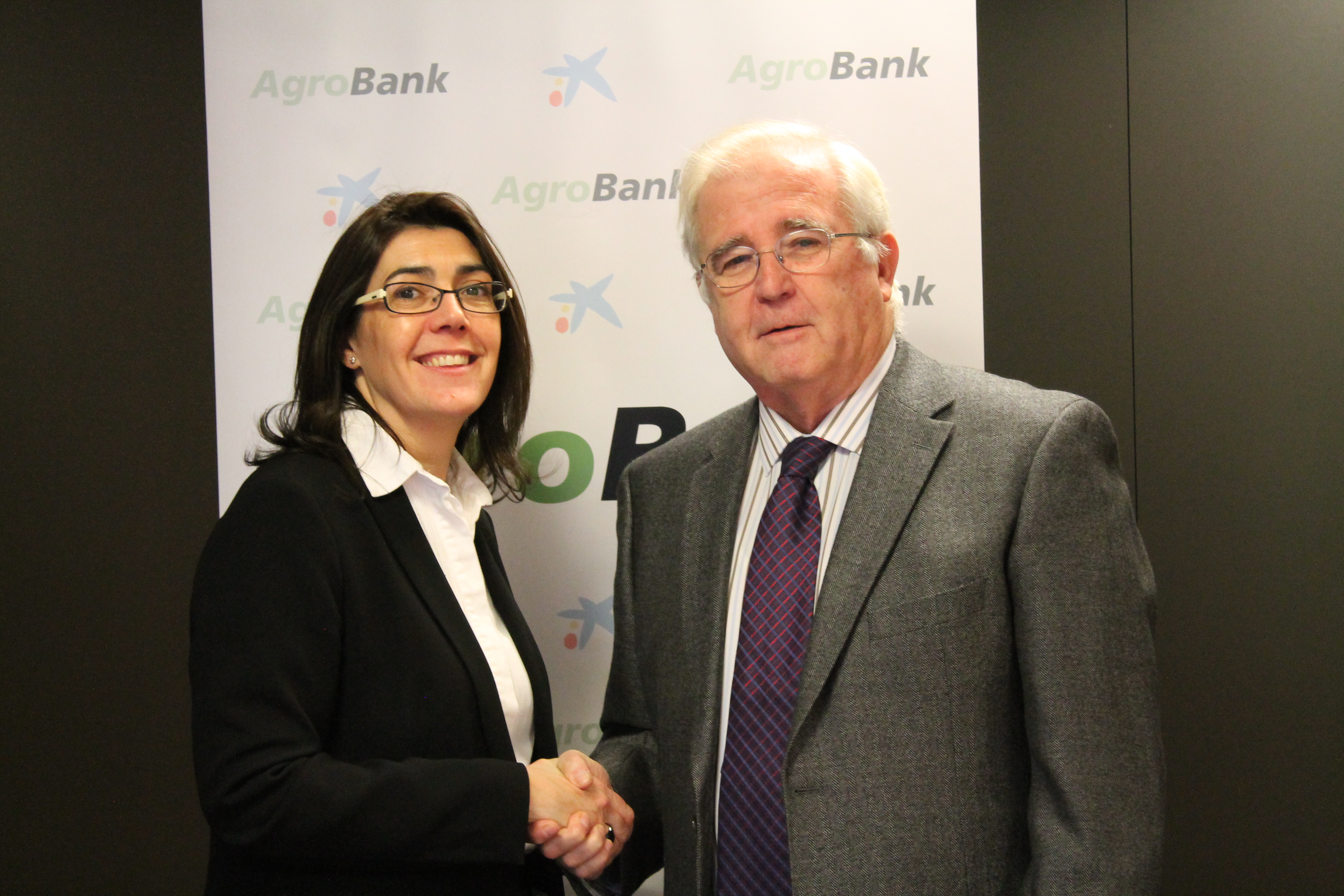 CaixaBank e INFAOLIVA firman un acuerdo para promover el acceso al crédito del sector del aceite de oliva
