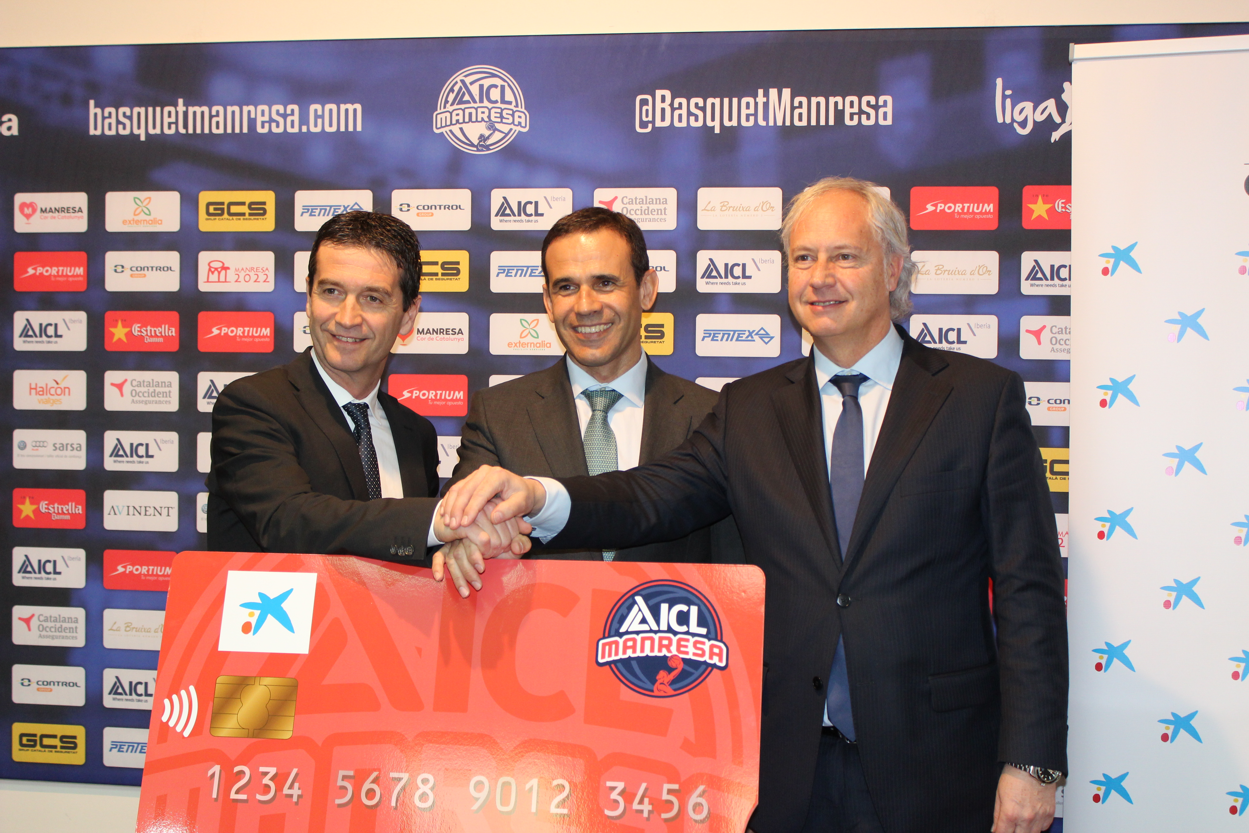 CaixaBank y el Bàsquet Manresa presentan la tarjeta Visa y la pulsera “contactless” con la imagen del club.