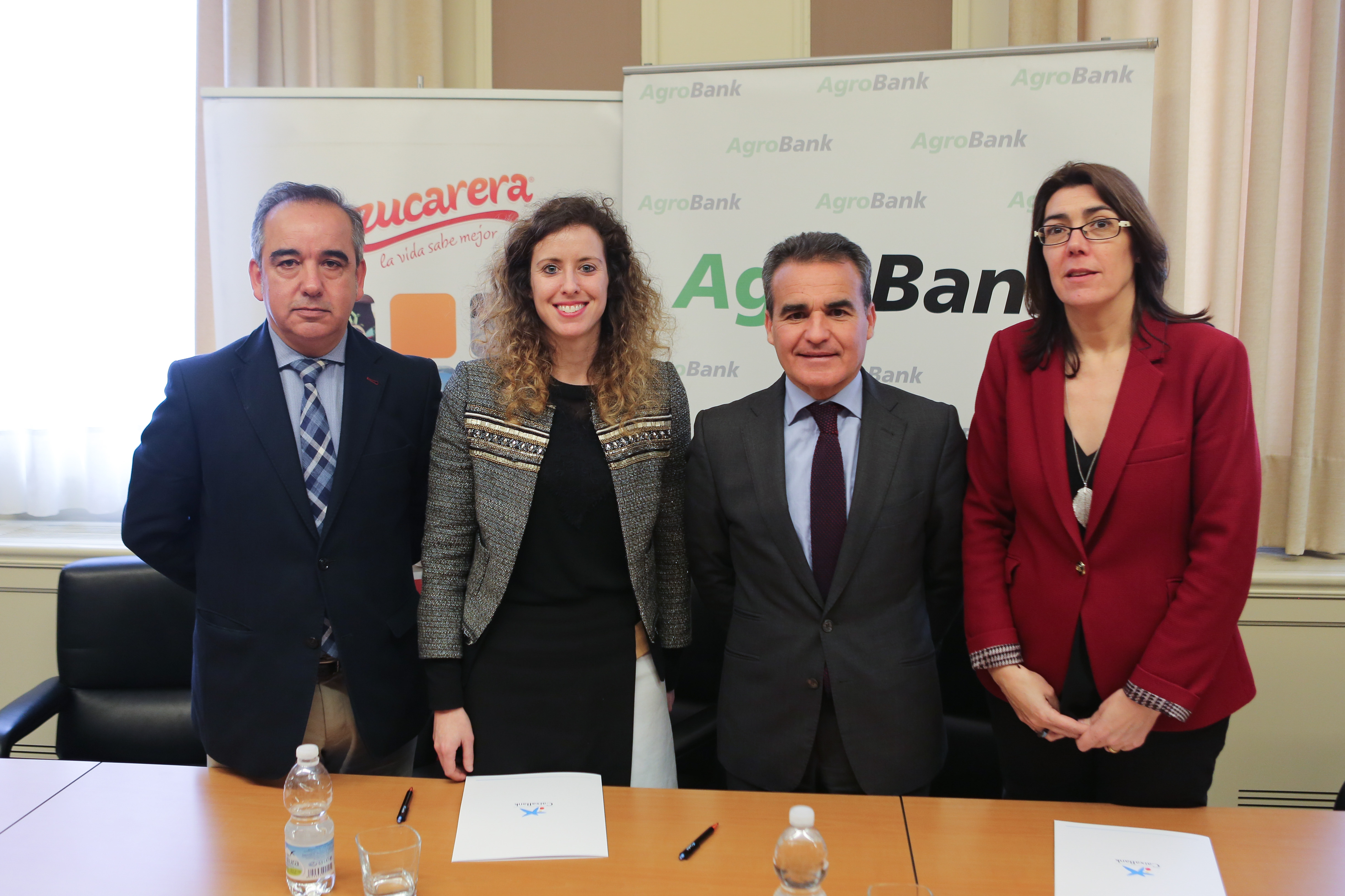 De izquierda a derecha, Miguel Sanromán, responsable Agrícola de la zona sur de Azucarera; Ángela Fuentes, directora de Tesorería de Azucarera; Rafael Herrador, director territorial de CaixaBank en Andalucía Occidental; y Carme Sabrí, directora de AgroBank.
