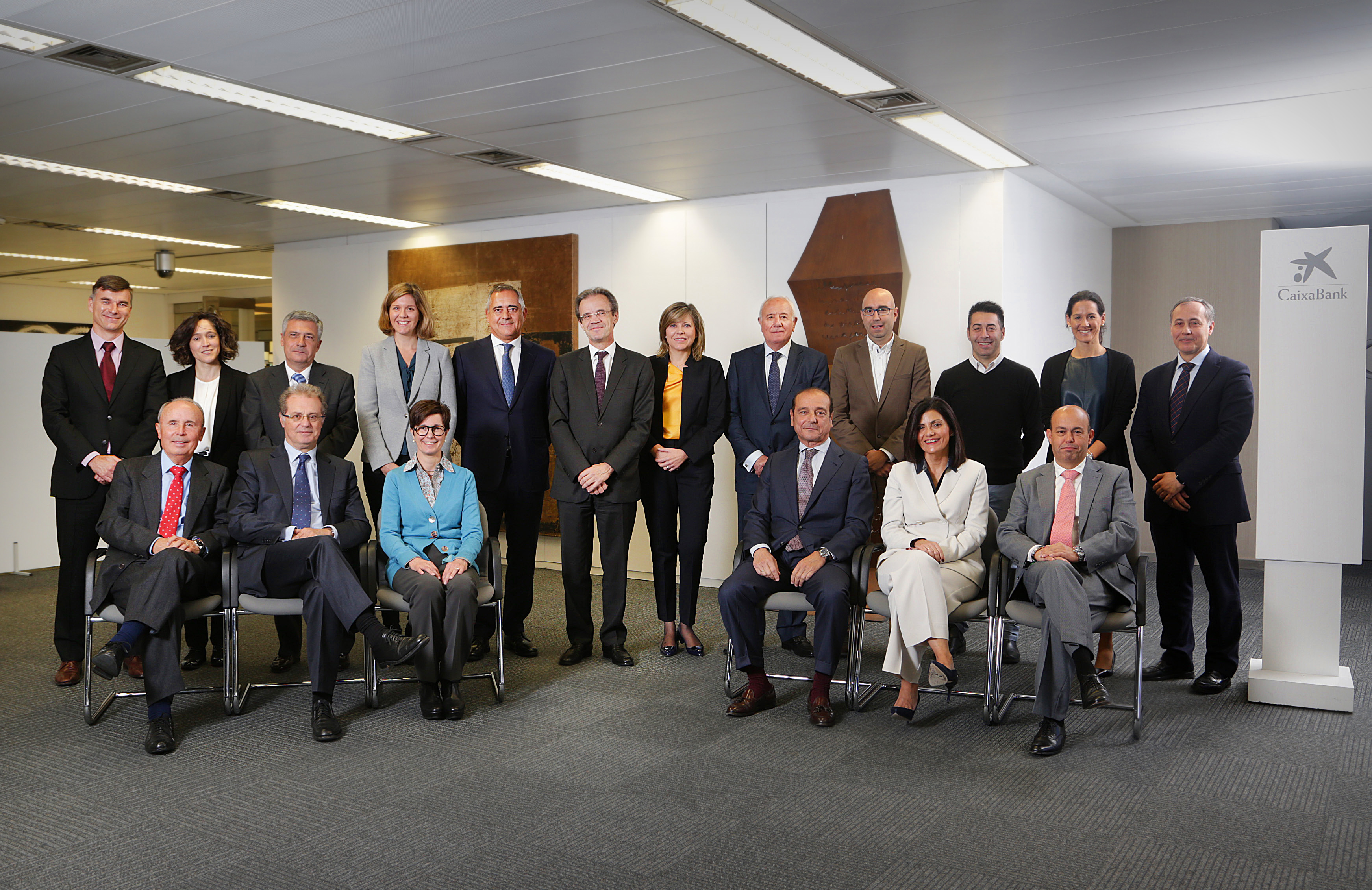 El presidente de CaixaBank, Jordi Gual, junto a los miembros del Comité Consultivo de Accionistas de la entidad.
