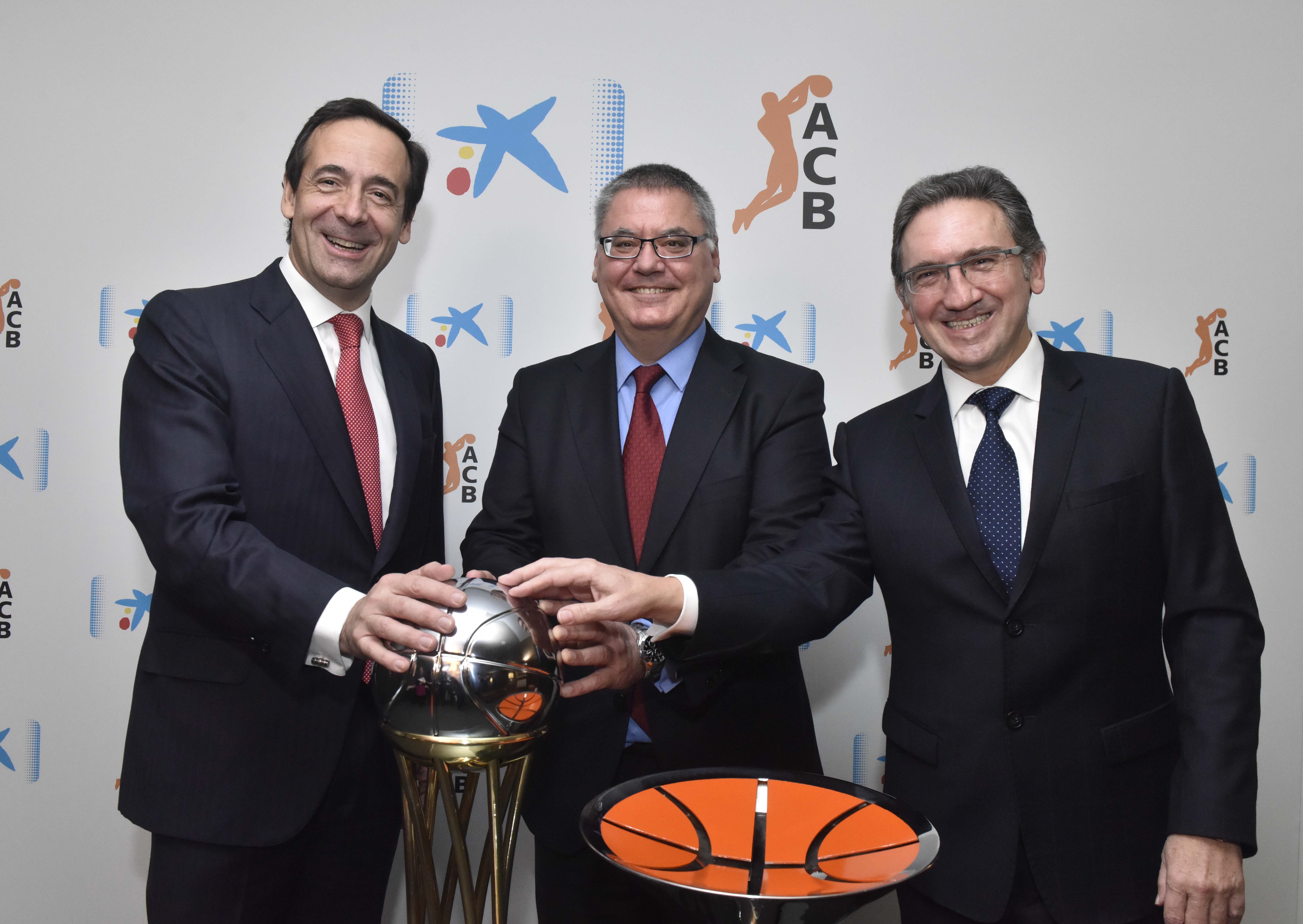 Gonzalo Gortázar, CaixaBank Managing Director; Jaume Giró, ”la Caixa” Banking Foundation CEO; and Francisco Roca, ACB President, have signed the agreement renewal to last until June 2018. 