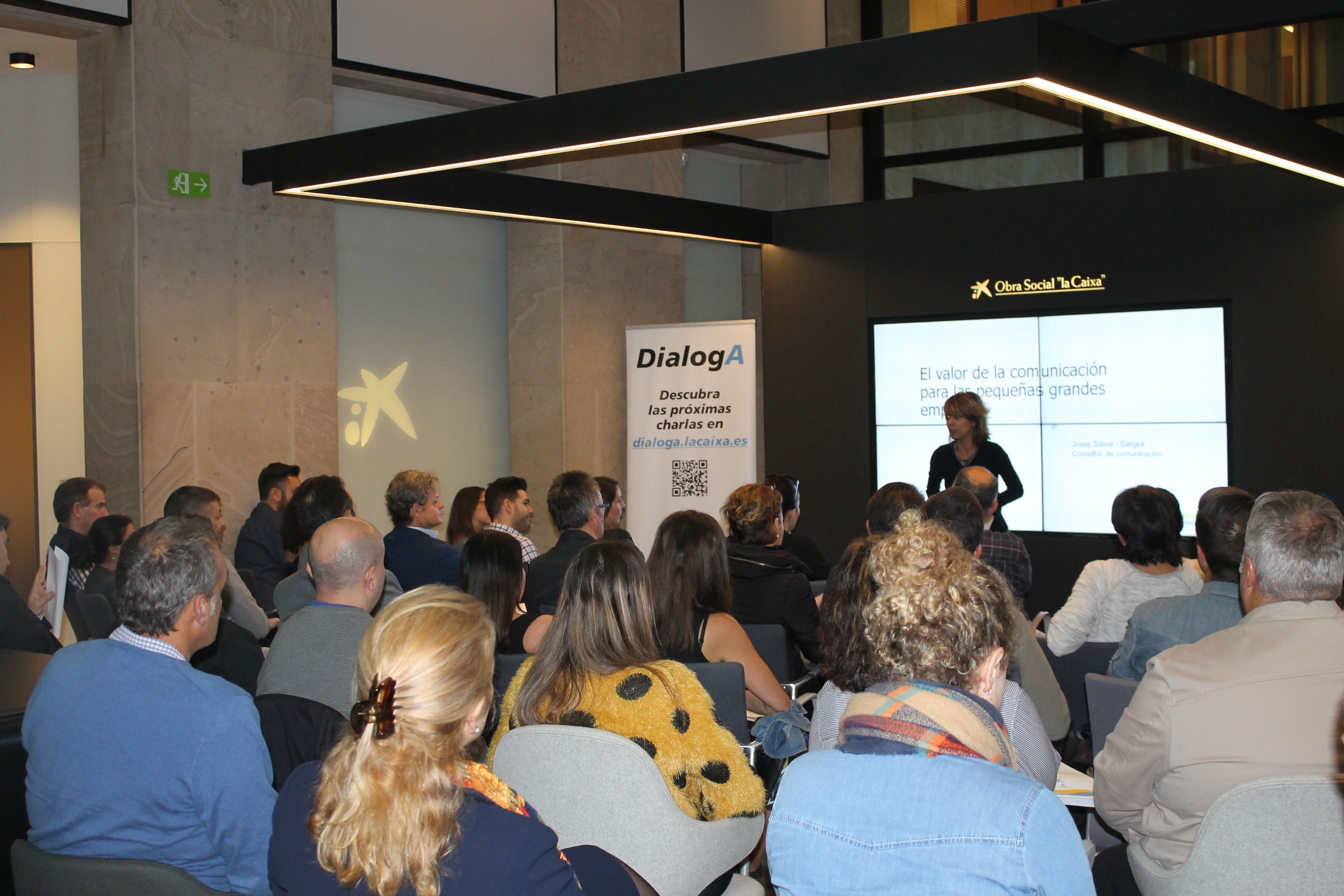 La oficina A Santa Cruz de CaixaBank acoge la charla “El valor de la comunicación para las pymes”
