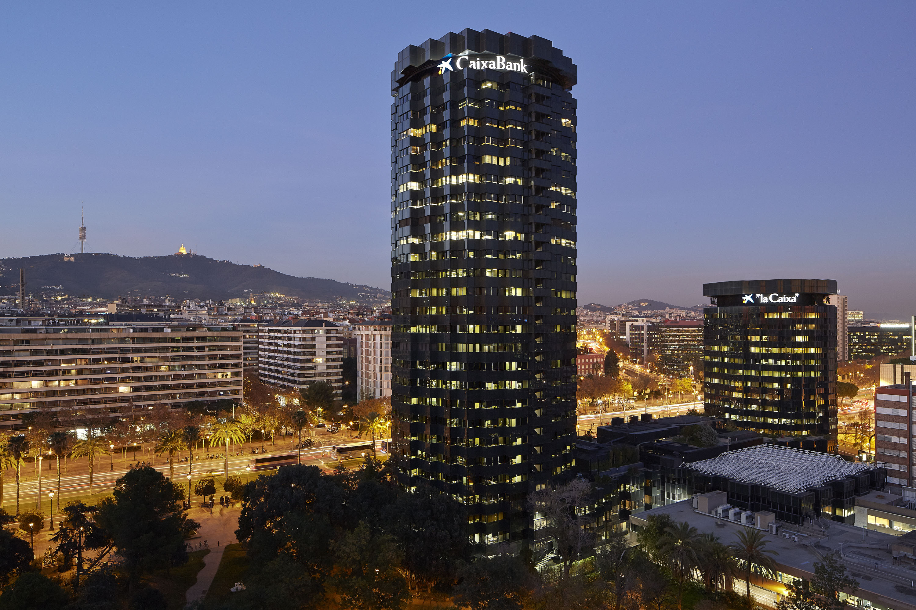 Vista aérea nocturna de CaixaBank