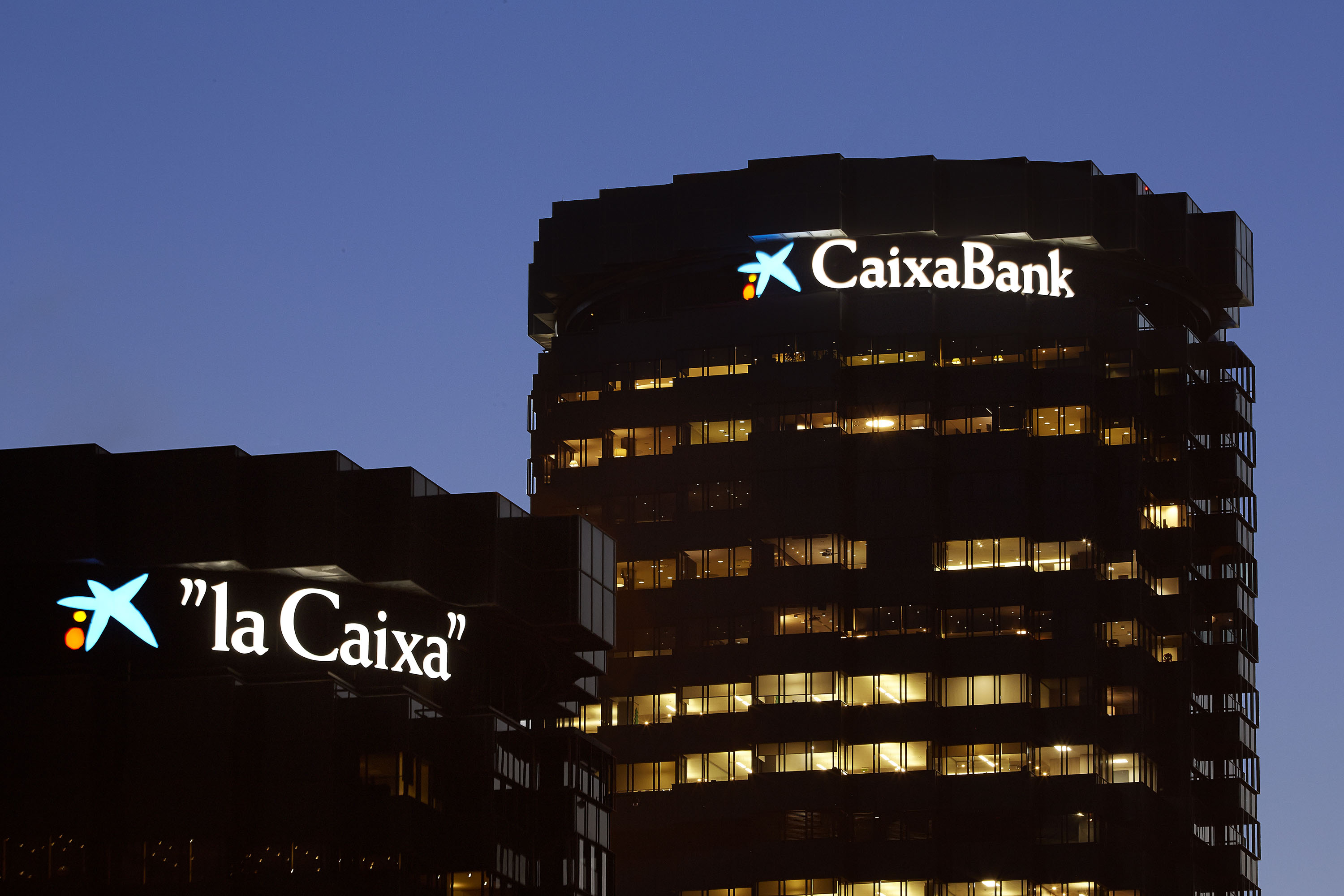 Edificios de CaixaBank de noche