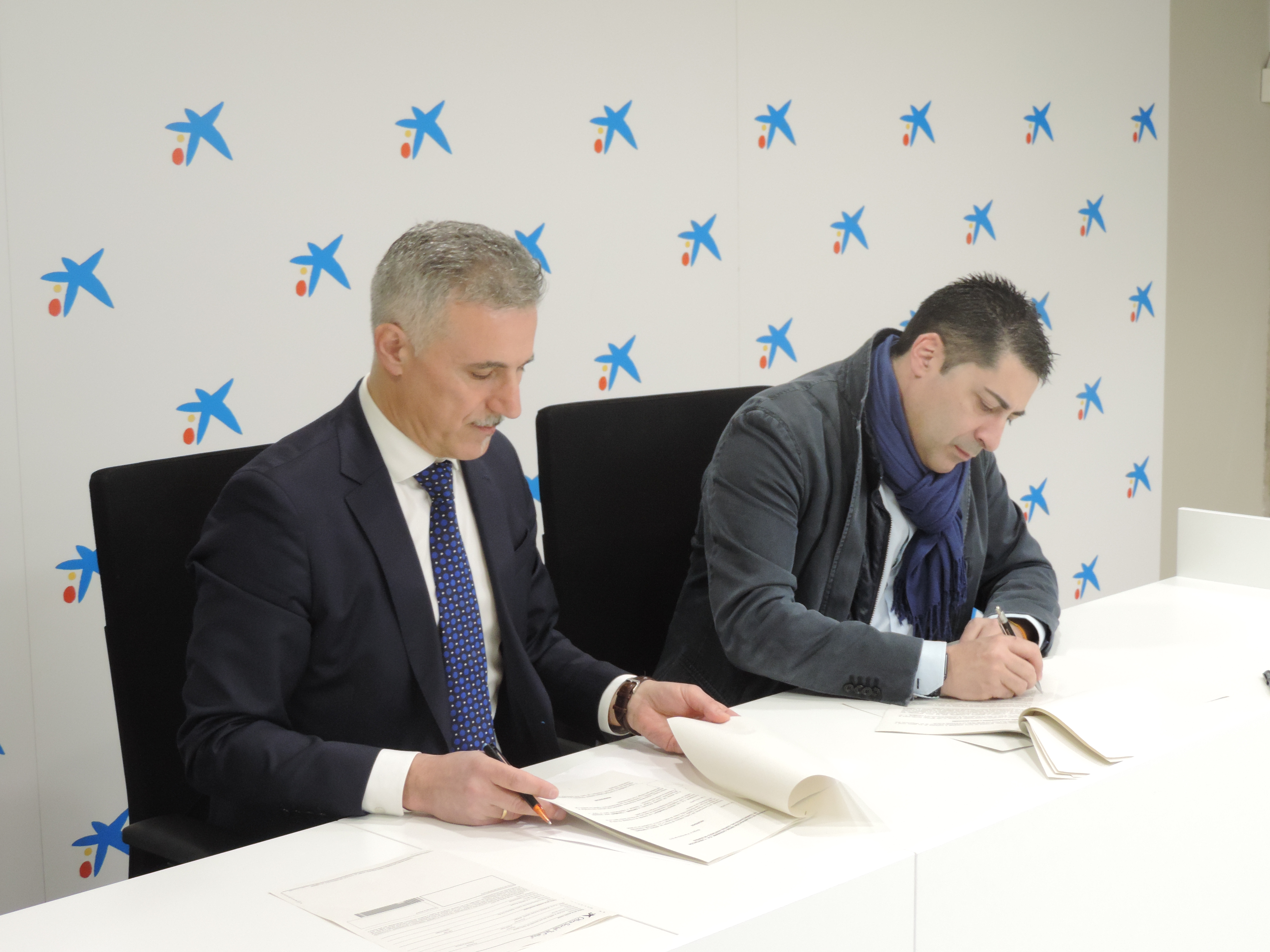 Representante de CaixaBank y de la Asociación de Comerciantes de Burgos durante la firma del acuerdo