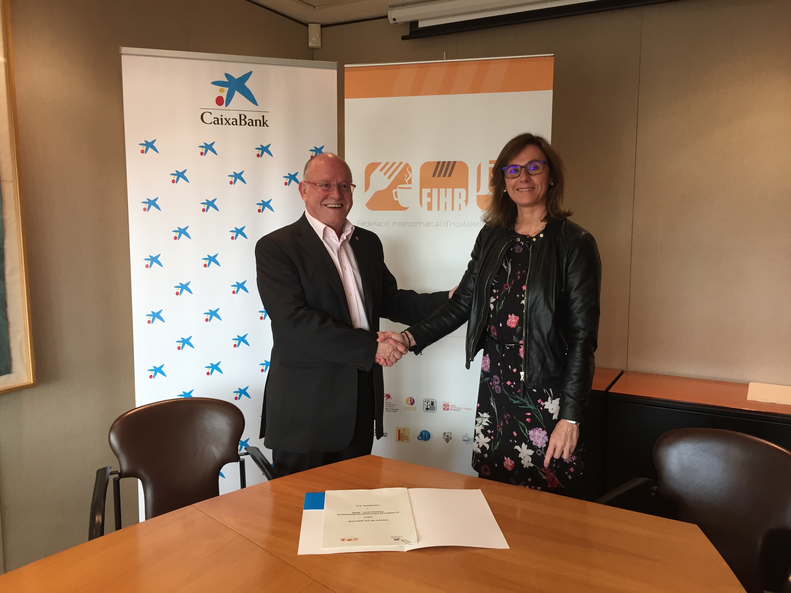CaixaBank i la Federació Intercomarcal d’Hosteleria i Restauració de Barcelona signen un conveni de col·laboració per a potenciar la competitivitat del sector
