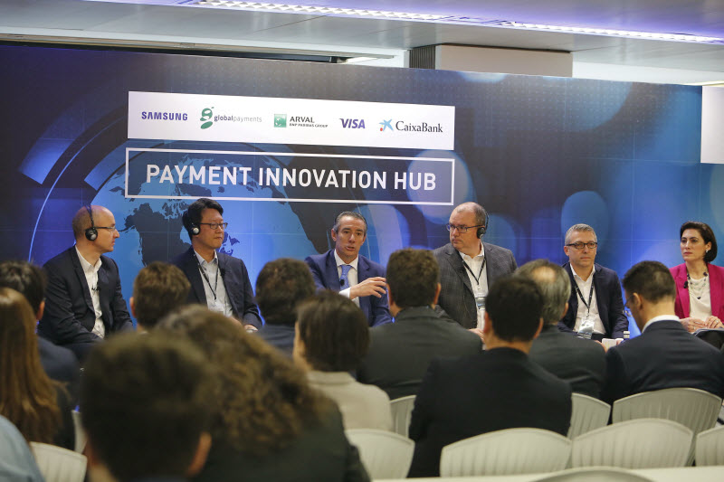 D’esquerra a dreta: Christophe Conegero, director de Nous Negocis d’Arval; Victor Kim, director EMEA de Samsung Pay; Juan Alcaraz, president de CaixaBank Payments i director general de CaixaBank; Frank Young, vicepresident sènior de Global Payments; Bertrand Sava, director general pel sud d’Europa de Visa Europe, i María Luisa Martínez, directora executiva de Comunicació, Relacions Institucionals, Marca i RSC de CaixaBank.