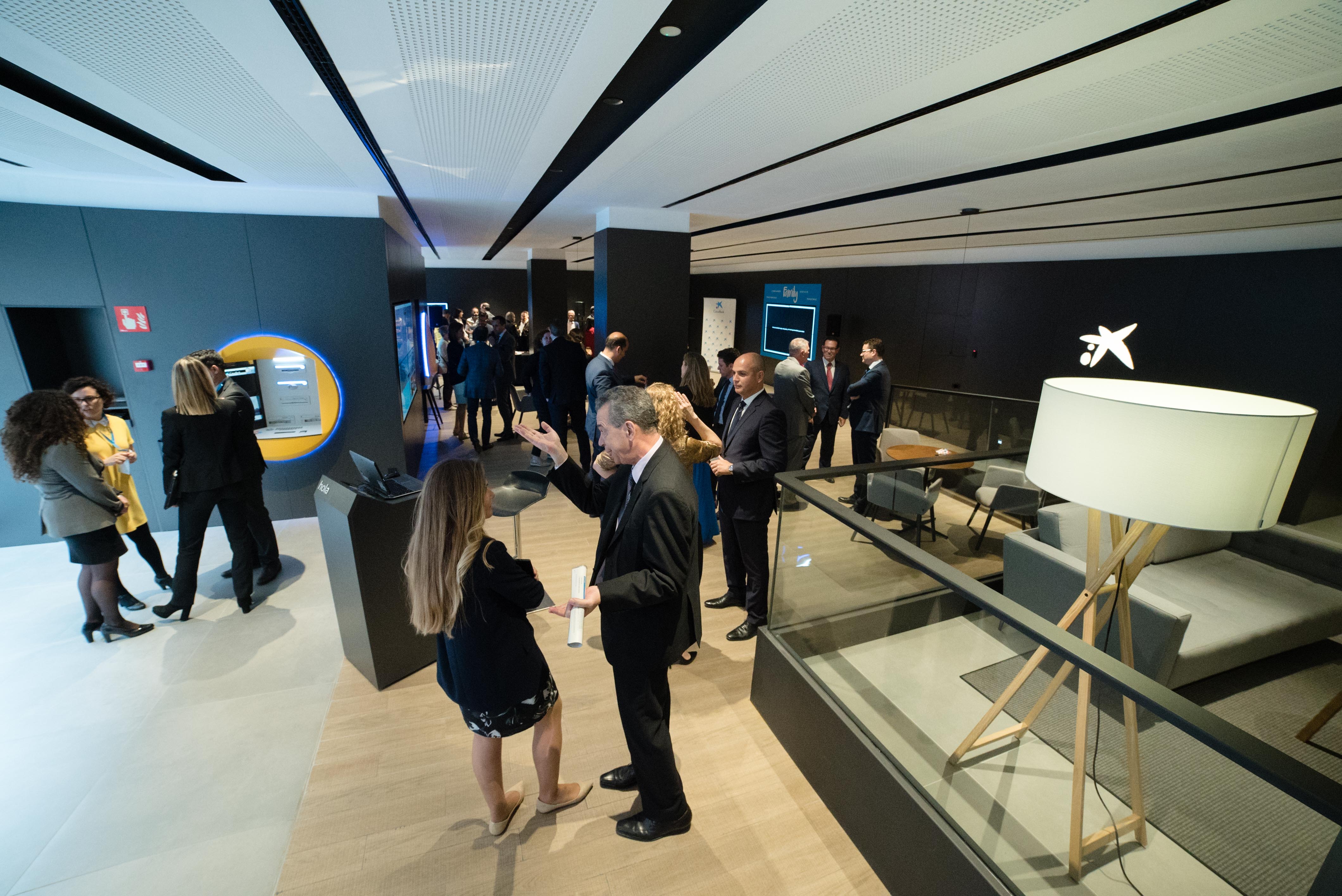 CaixaBank ha inaugurat l'oficina de nou model Store a Puerto de la Cruz davant la presència de més de 100 clients de l'entitat