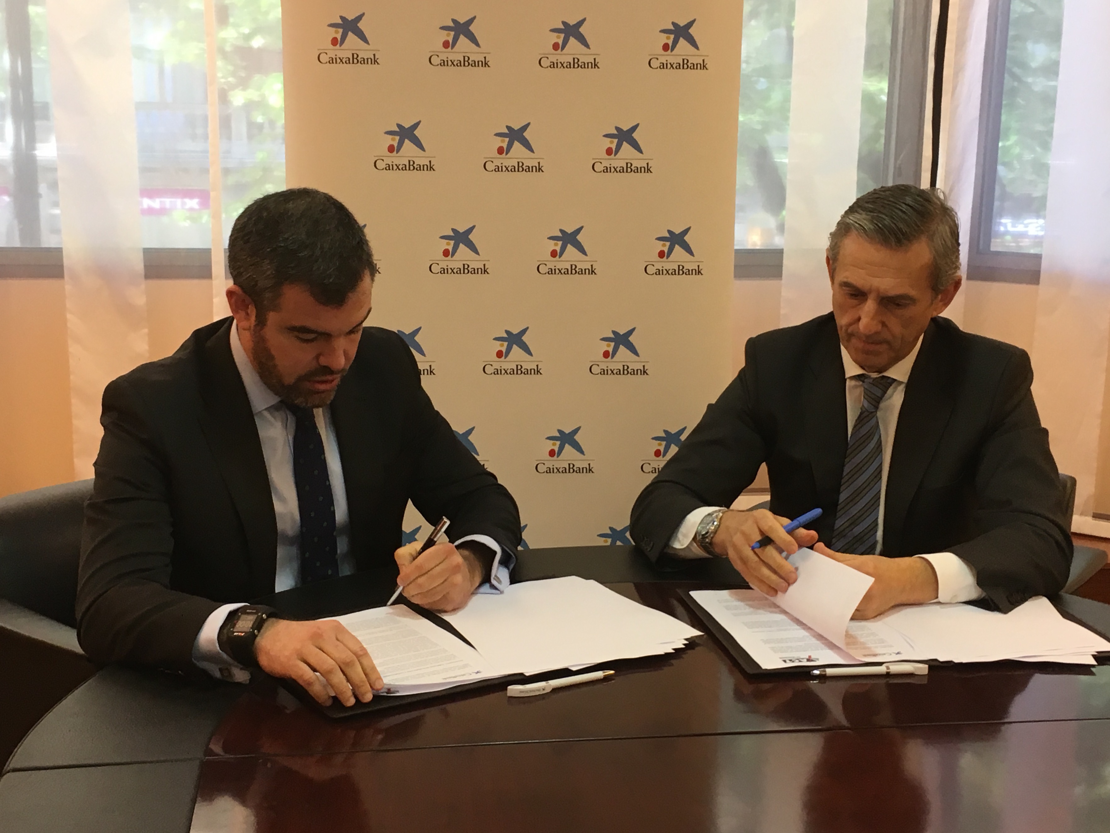 Firma del acuerdo entre CaixaBank y la ACT