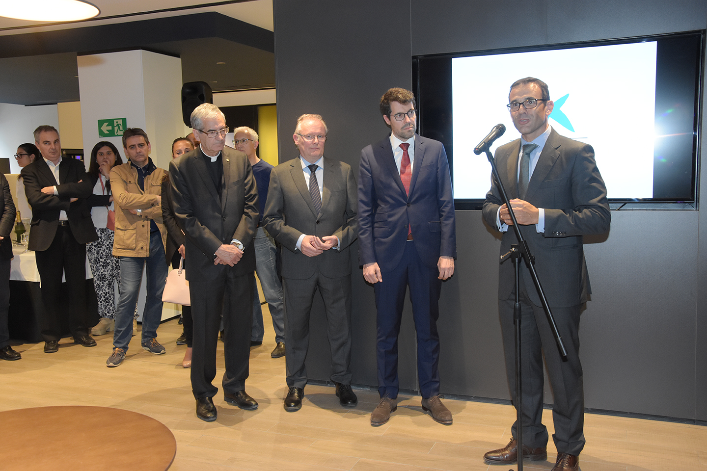 Mossèn Mauri; president del Consell Comarcal de l’Alt Urgell, Jesus Fierro; alcalde de La Seu d’Urgell, Albert Batalla; i director territorial de CaixaBank a Catalunya, Jaume Masana, en l’acte d’inauguració de l’oficina Store La Seu d’Urgell.