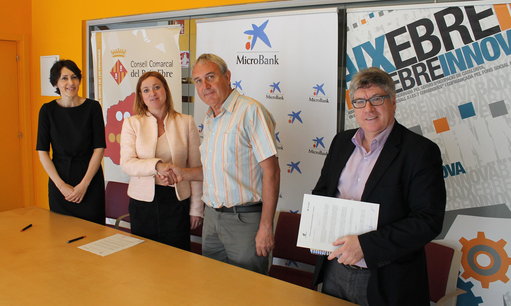 De izquierda a derecha, Ingrid Borràs, directora del Área de Negocio de Amposta de CaixaBank, Tatiana Caro, directora de Banca de Instituciones en Tarragona de CaixaBank, Josep Antoni Navarro, presidente de Baix Ebre Innova, y Antonio Galve, gerente de Baix Ebre Innova