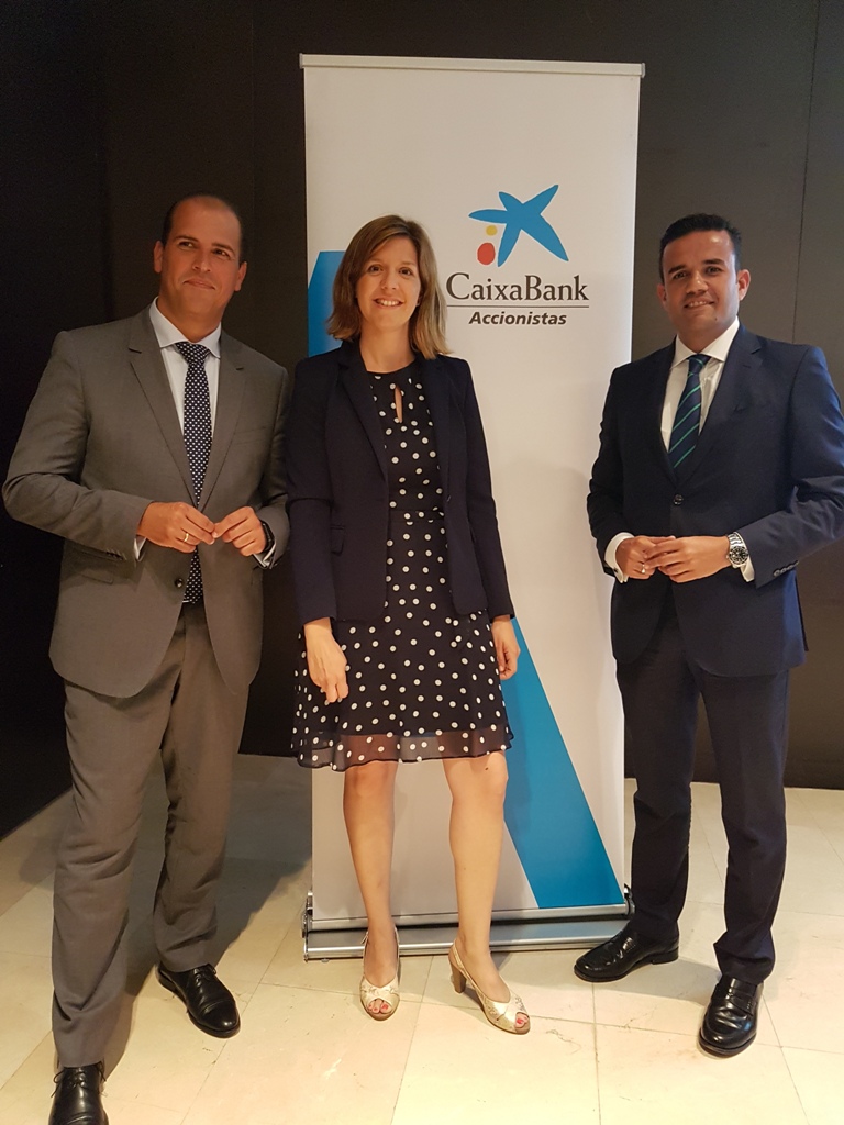 De izquierda a derecha: Manuel Afonso, director Territorial de CaixaBank en Canarias; Meritxell Soler, directora de Relación con Accionistas; y Miguel Ángel García, director de la Territorial de Banca Privada y Premier de CaixaBank en Canarias.