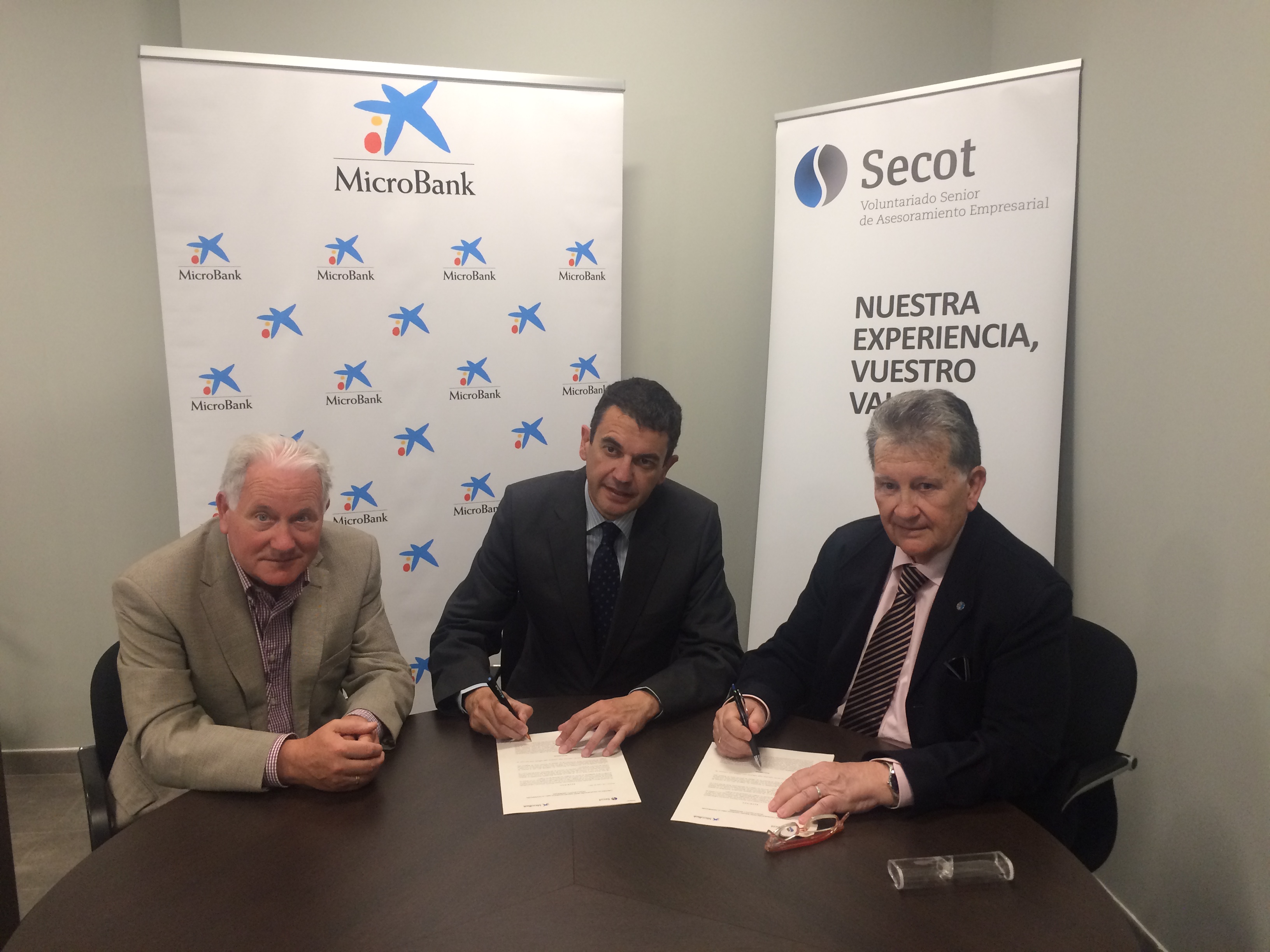 Momento de la firma entre MicroBank y Secot