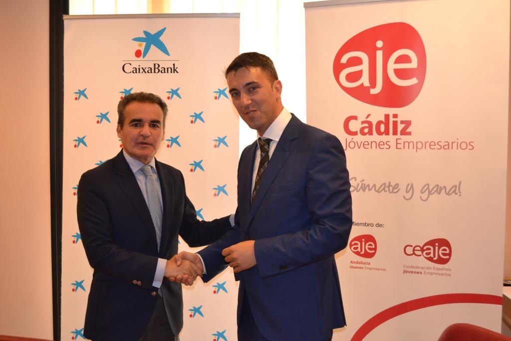 AJE Cádiz y MicroBank suscriben un convenio de colaboración