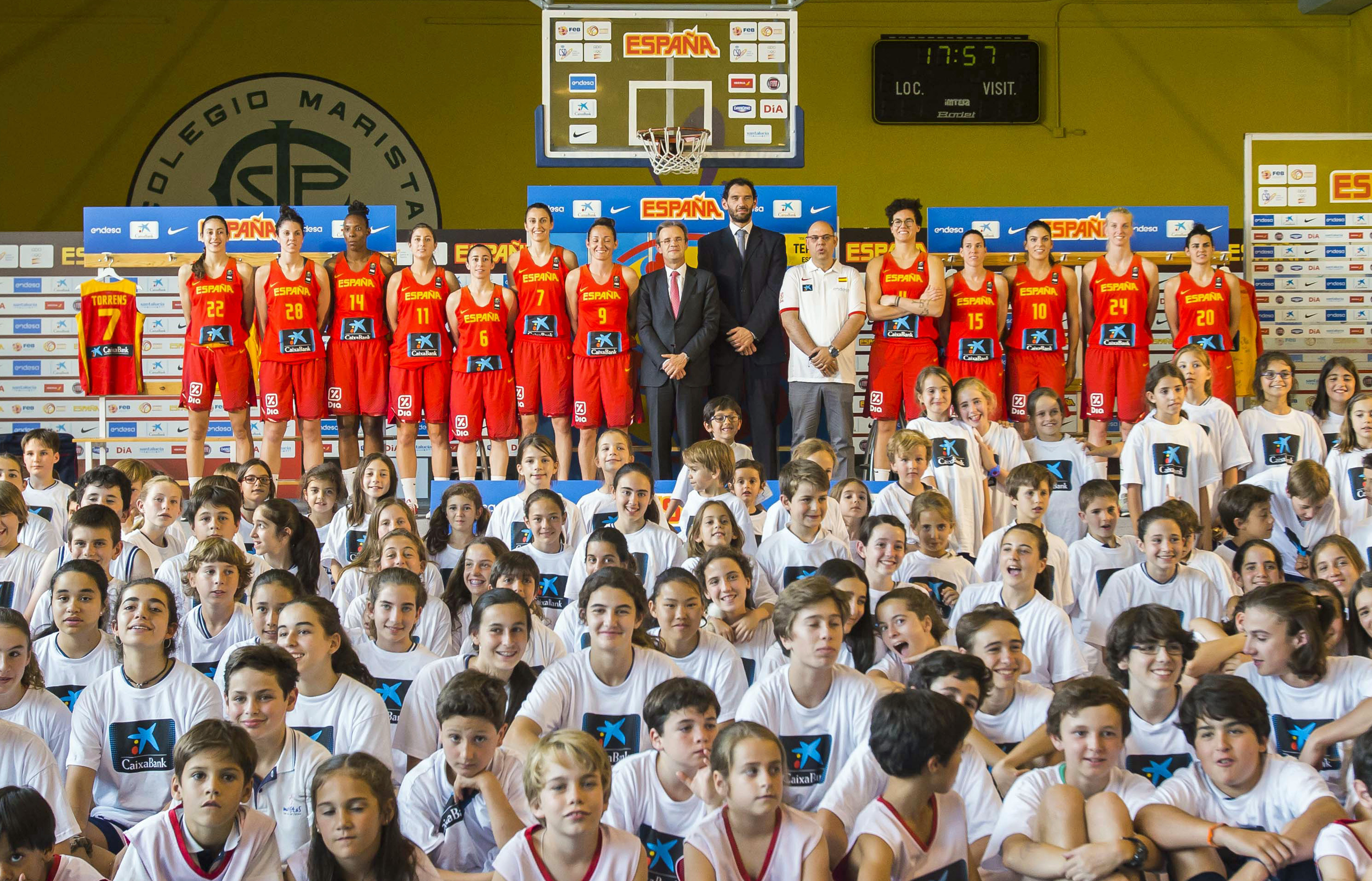 Jordi Gual y Jorge Garbajosa con la selección femenina de baloncesto.