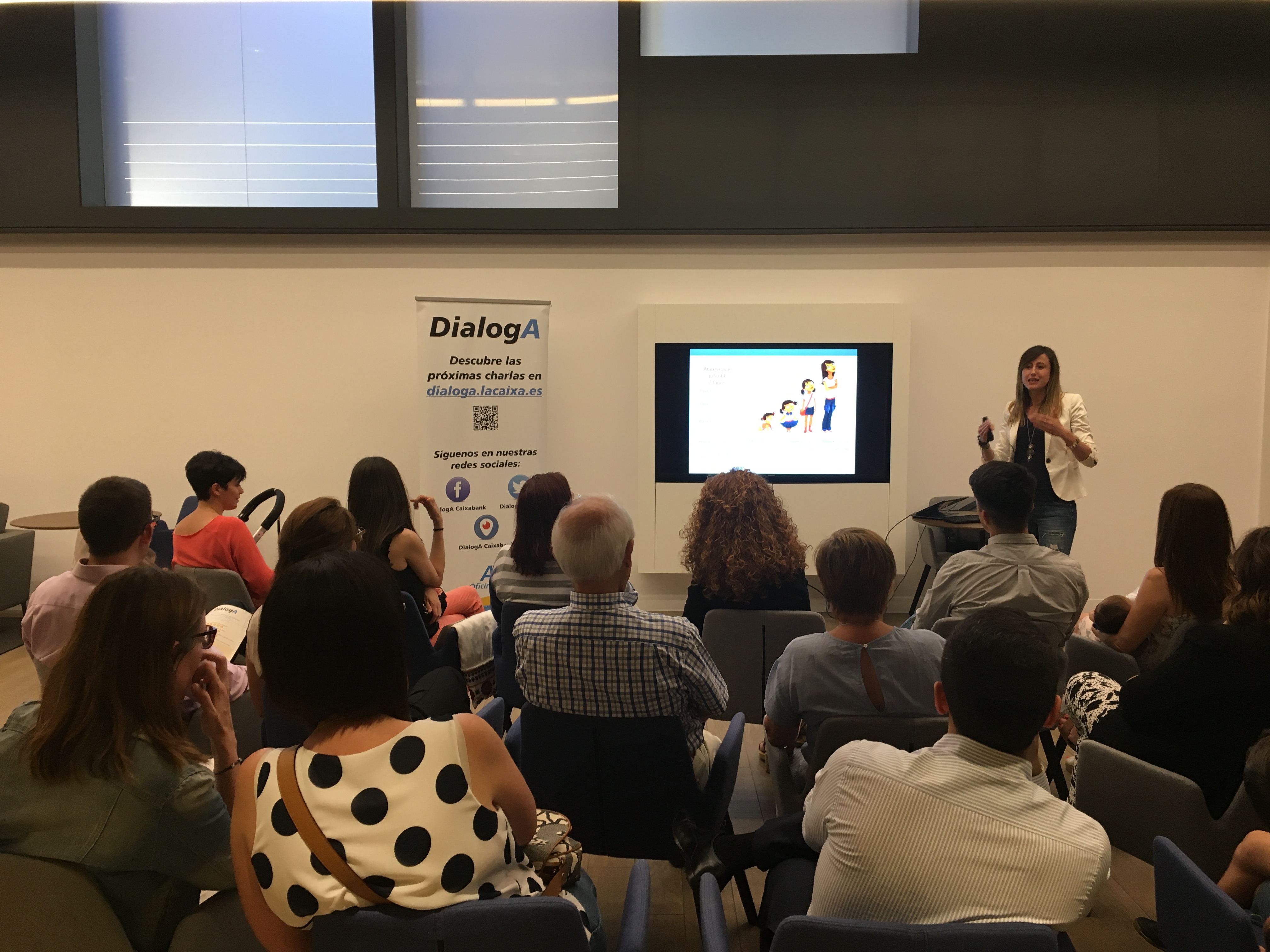 Momento durante la charla DialogA en la oficina Store Plaza de la Sal de Lleida.