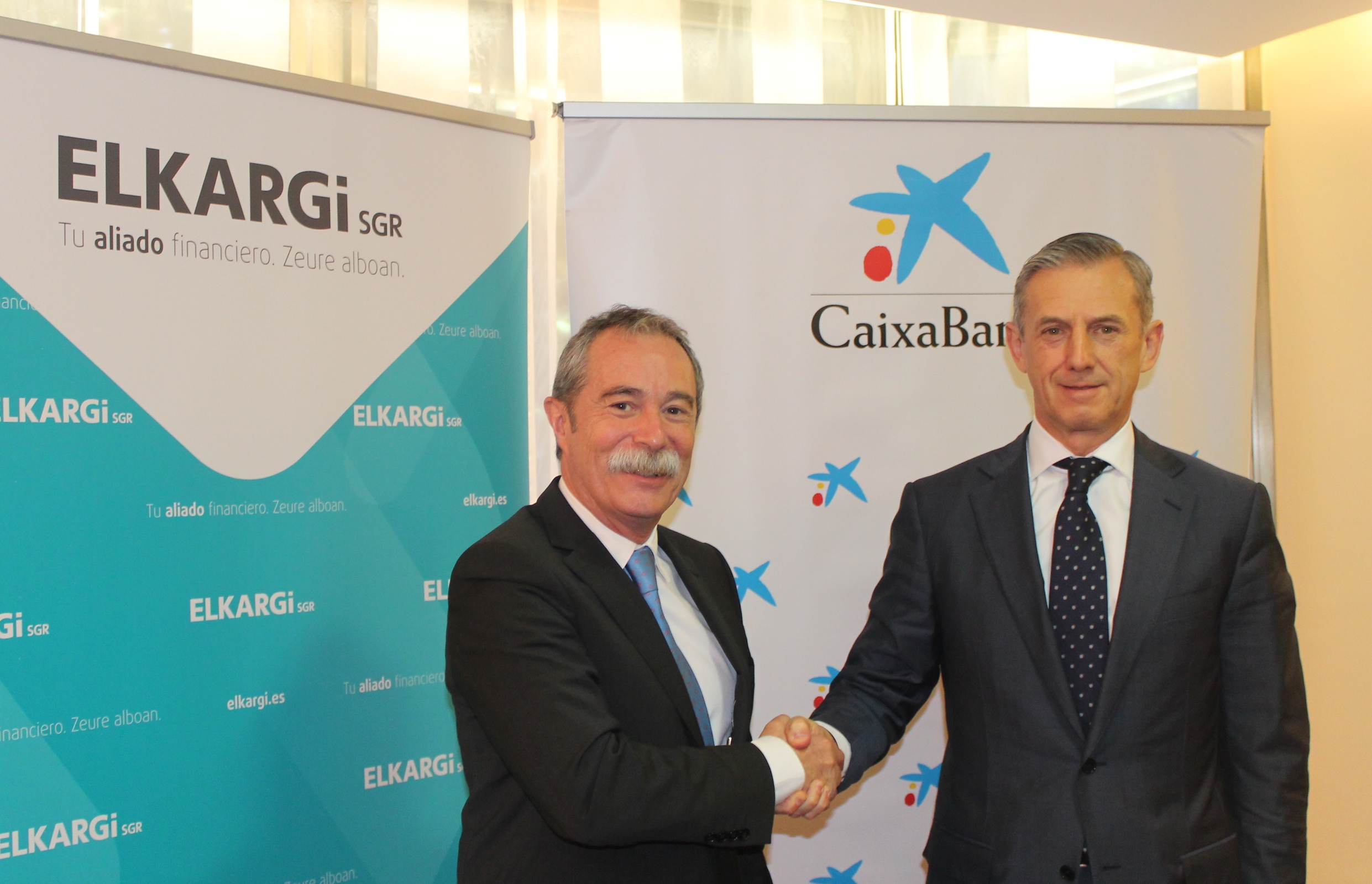 De izquierda a derecha: Pío Aguirre, Director General de ELKARGI y Juan Pedro Badiola, Director Territorial de CaixaBank en el País Vasco-Cantabria