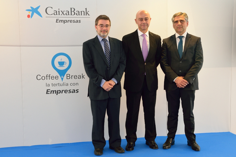 Alex Ruiz, economista del Área de Planificación Estratégica y Estudios de CaixaBank; Bernardino Gosp, director de Banca de Empresas de CaixaBank en la Comunitat Valenciana; y José Luis Sala, director del Centro de Empresas de CaixaBank en Alicante.