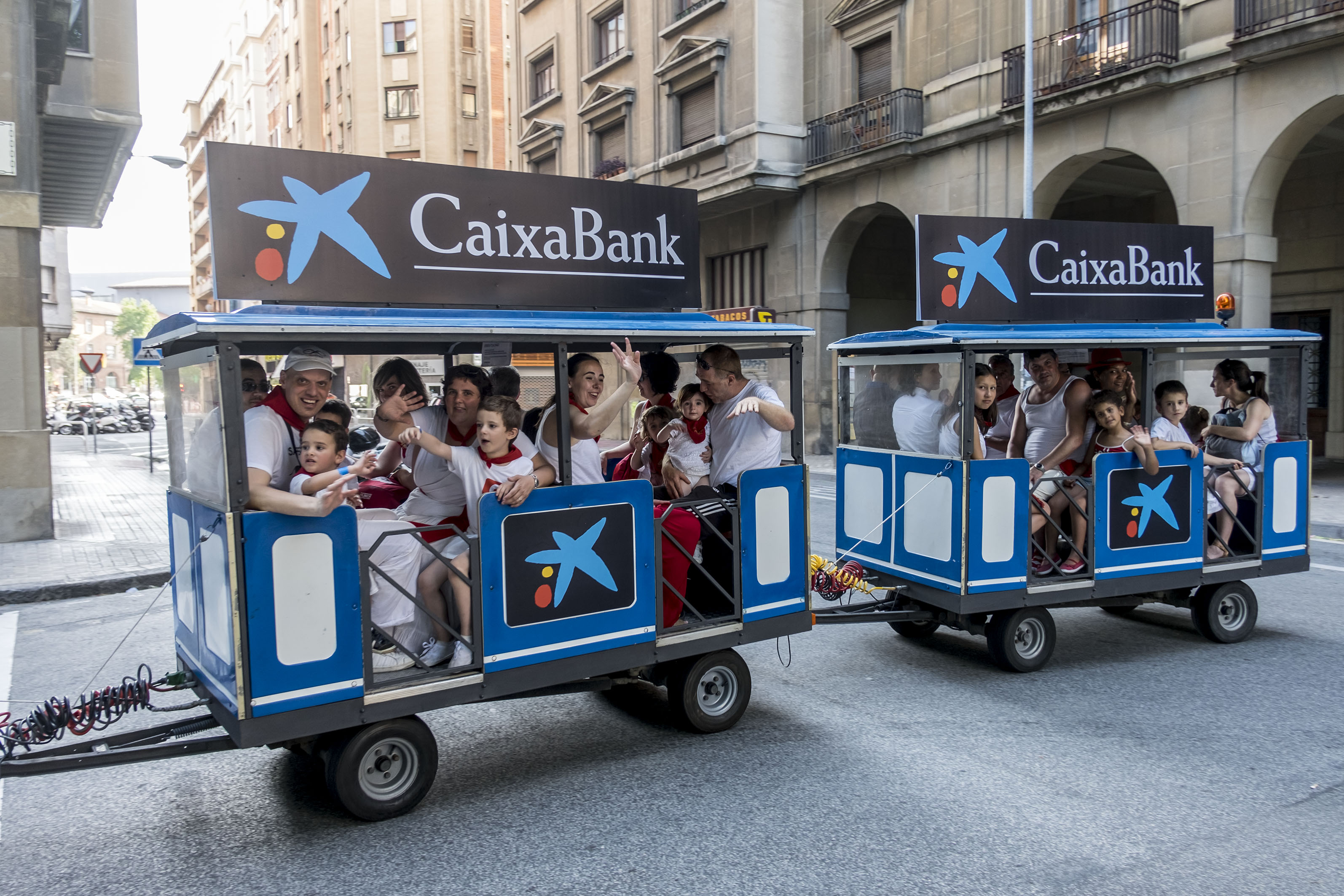 Niños y adultos disfrutando en San Fermín