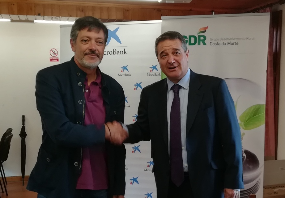 A la derecha, el presidente del GDR Costa da Morte, Manuel Muiño, acompañado por el director del área de Agro de CaixaBank, José Manuel López