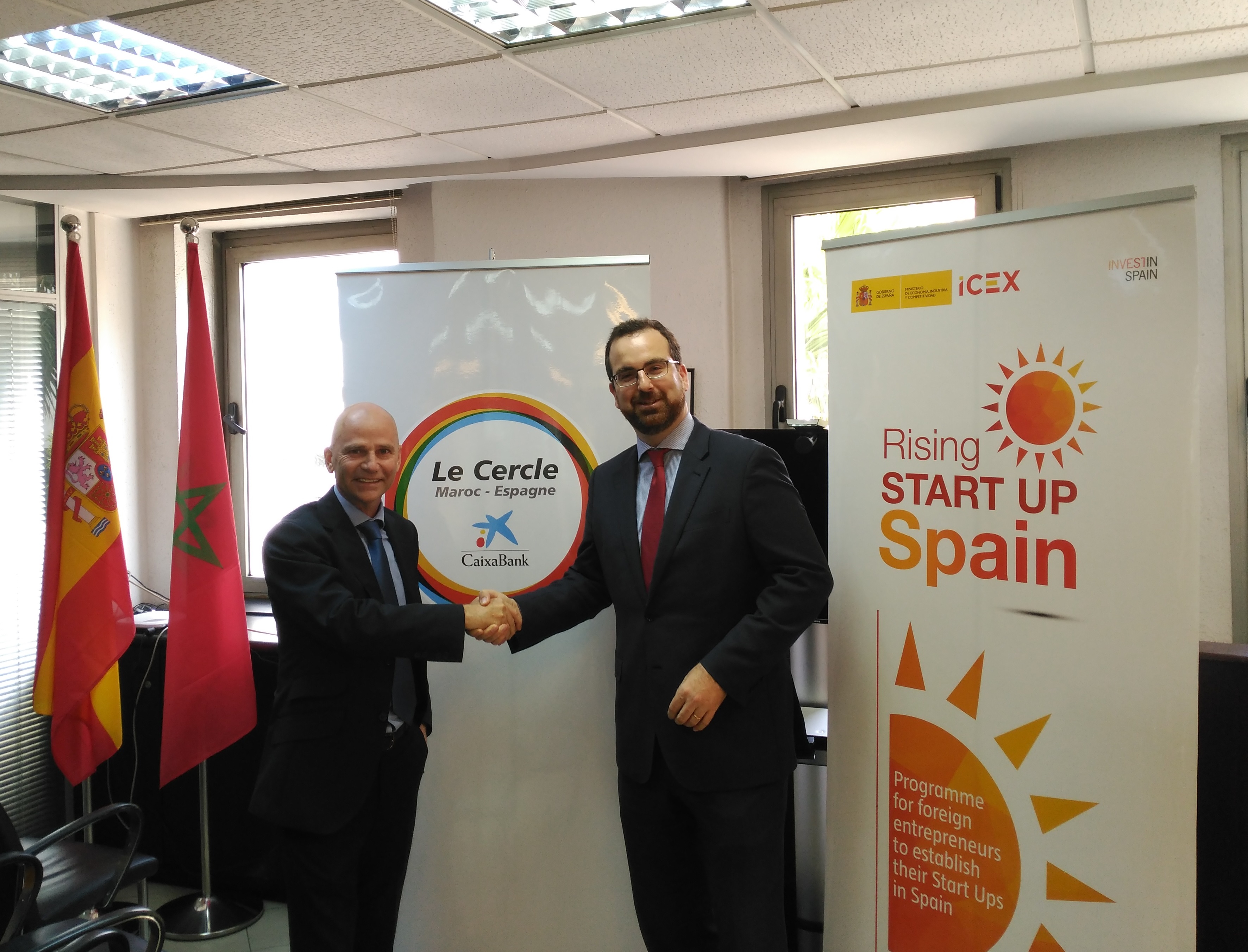 De izquierda a derecha, José Ignacio Pino, "country manager" de CaixaBank en Marruecos, y Álvaro López Barceló, director de la Oficina Económica y Comercial en Casablanca de la Embajada de España