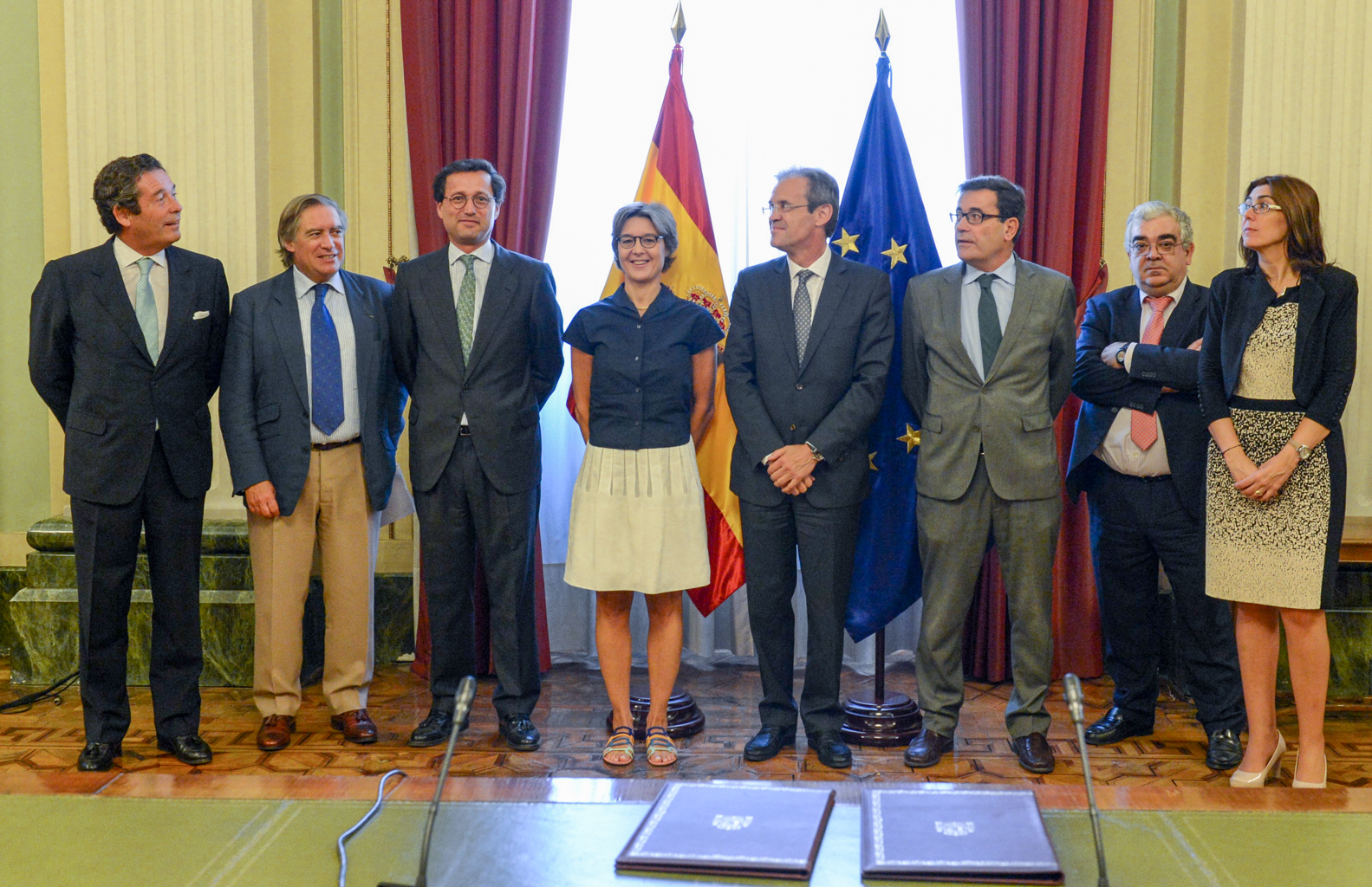 La ministra Isabel García Tejerina y el presidente de CaixaBank, Jordi Gual, con sus respectivos equipos.
